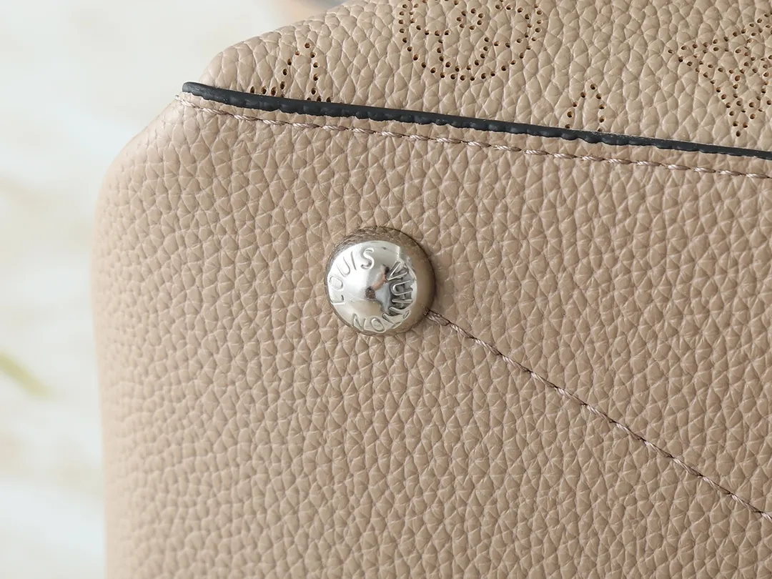 💰240💰Upgraded from the original M56073 M56084 Beaubourg Hobo medium handbag, it is made of Monogram engraved and perforated calfskin, and then hand-dyed to add a unique touch to the woven leather handle. The leather zipper pull and large LV lettering reveal the brand's style, and the detachable wide leather shoulder strap provides soft design for comfortable travel. 32 long, 26 high, 17cm wide