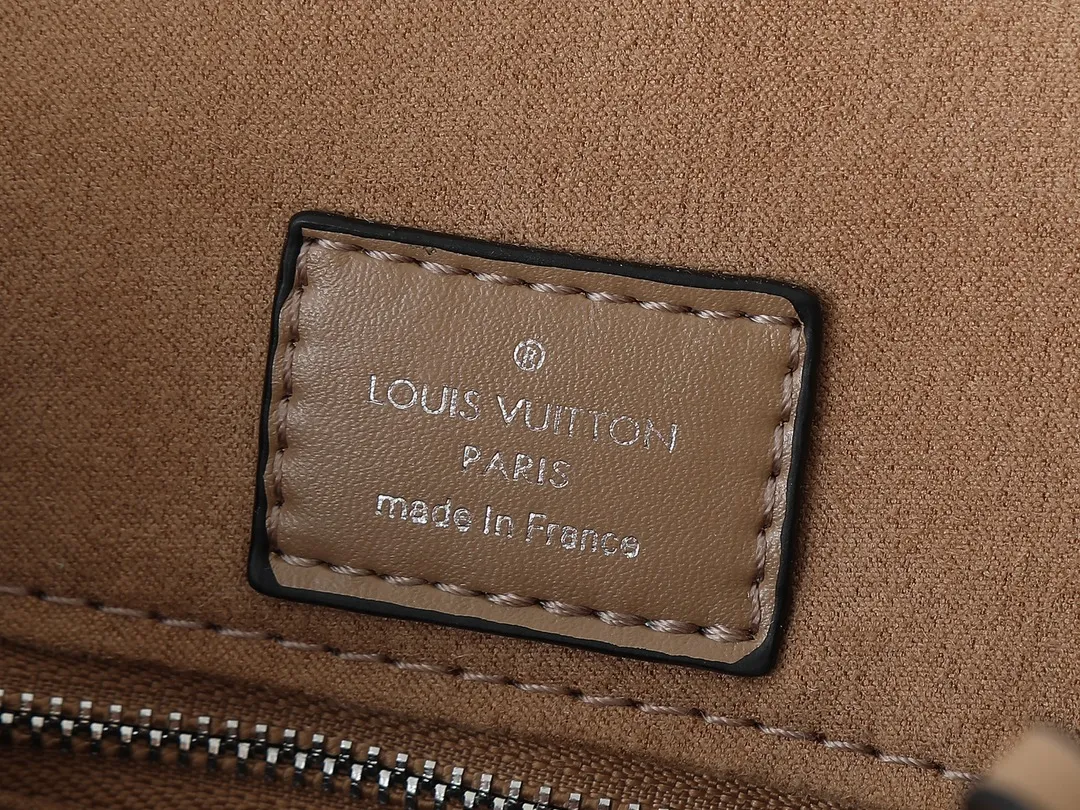 💰240💰Upgraded from the original M56073 M56084 Beaubourg Hobo medium handbag, it is made of Monogram engraved and perforated calfskin, and then hand-dyed to add a unique touch to the woven leather handle. The leather zipper pull and large LV lettering reveal the brand's style, and the detachable wide leather shoulder strap provides soft design for comfortable travel. 32 long, 26 high, 17cm wide