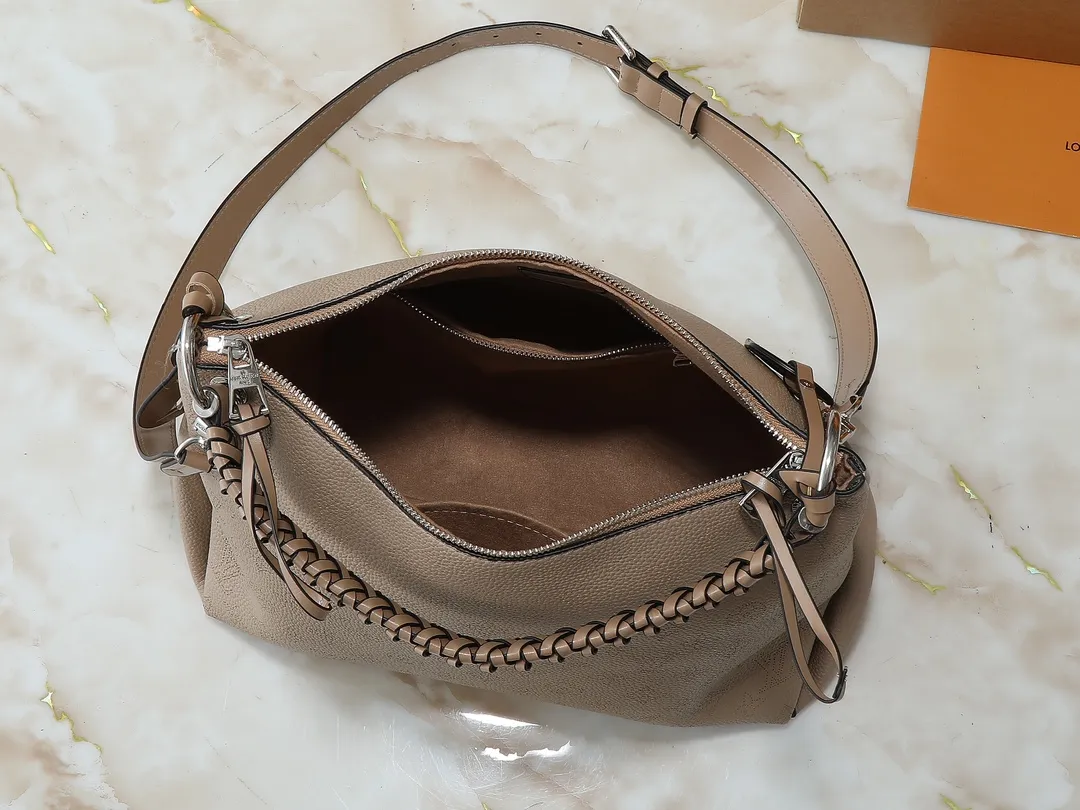 💰240💰Upgraded from the original M56073 M56084 Beaubourg Hobo medium handbag, it is made of Monogram engraved and perforated calfskin, and then hand-dyed to add a unique touch to the woven leather handle. The leather zipper pull and large LV lettering reveal the brand's style, and the detachable wide leather shoulder strap provides soft design for comfortable travel. 32 long, 26 high, 17cm wide