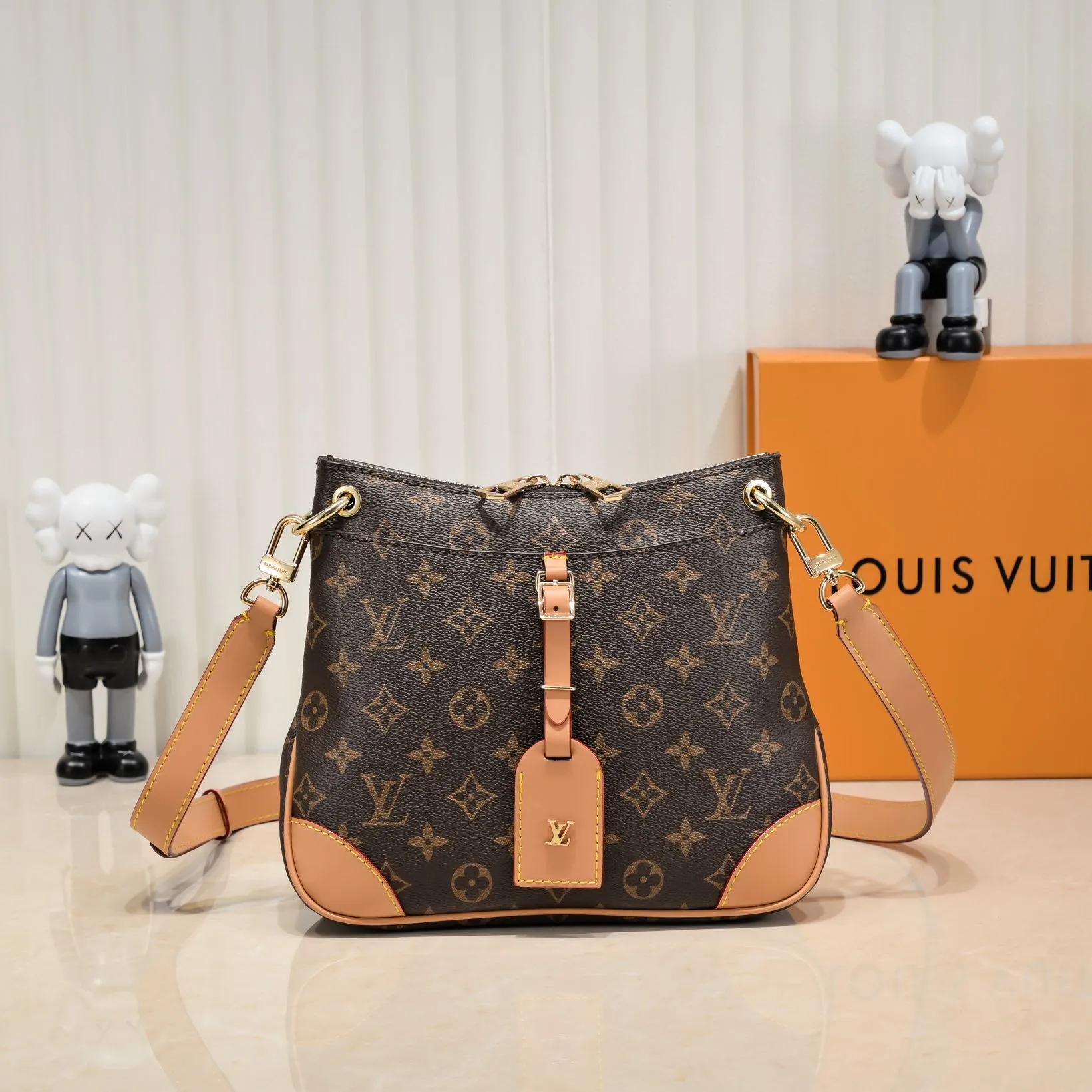 💰Large 300💰💰Small 280💰Upgraded from the original M45353 M45354 M45355 A new Odeon medium and small handbag is launched in the autumn and winter of 2020, using Monogram canvas and reinforced leather corners to convey a retro feel. The adjustable shoulder strap makes it easy to carry on the shoulder or across the body, and the zipper allows easy access to your belongings. Monogram coated canvas Semi-distressed vegetable tanned leather Natural cowhide and colorful cowhide trim Textile lining Metal hardware Leather corners Shoulder strap loops Double zip closure External patch pocket with magnetic closure