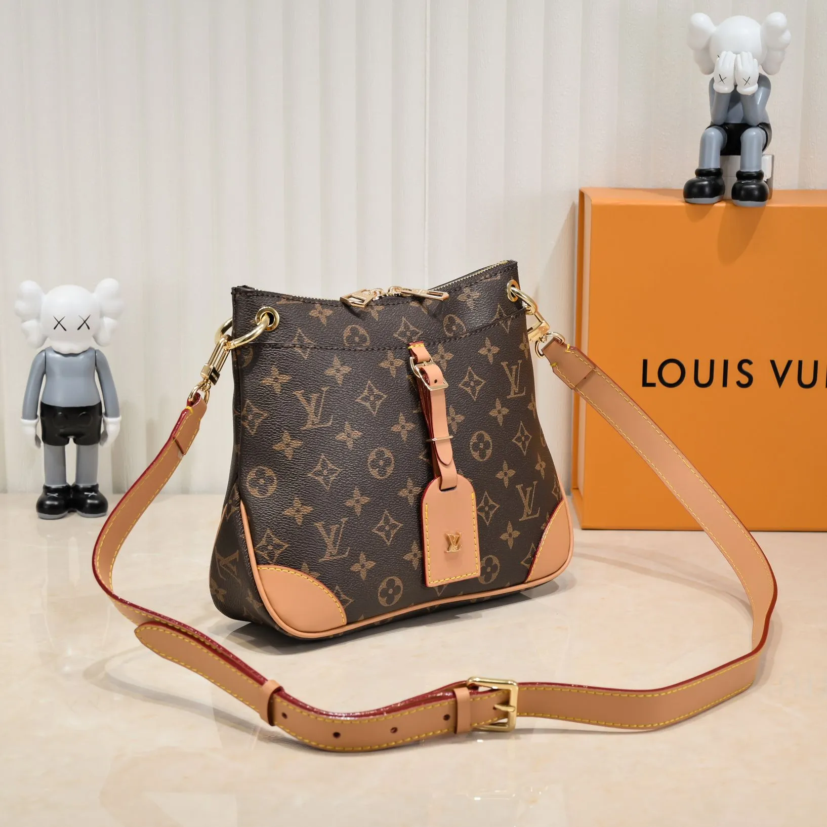 💰Large 300💰💰Small 280💰Upgraded from the original M45353 M45354 M45355 A new Odeon medium and small handbag is launched in the autumn and winter of 2020, using Monogram canvas and reinforced leather corners to convey a retro feel. The adjustable shoulder strap makes it easy to carry on the shoulder or across the body, and the zipper allows easy access to your belongings. Monogram coated canvas Semi-distressed vegetable tanned leather Natural cowhide and colorful cowhide trim Textile lining Metal hardware Leather corners Shoulder strap loops Double zip closure External patch pocket with magnetic closure
