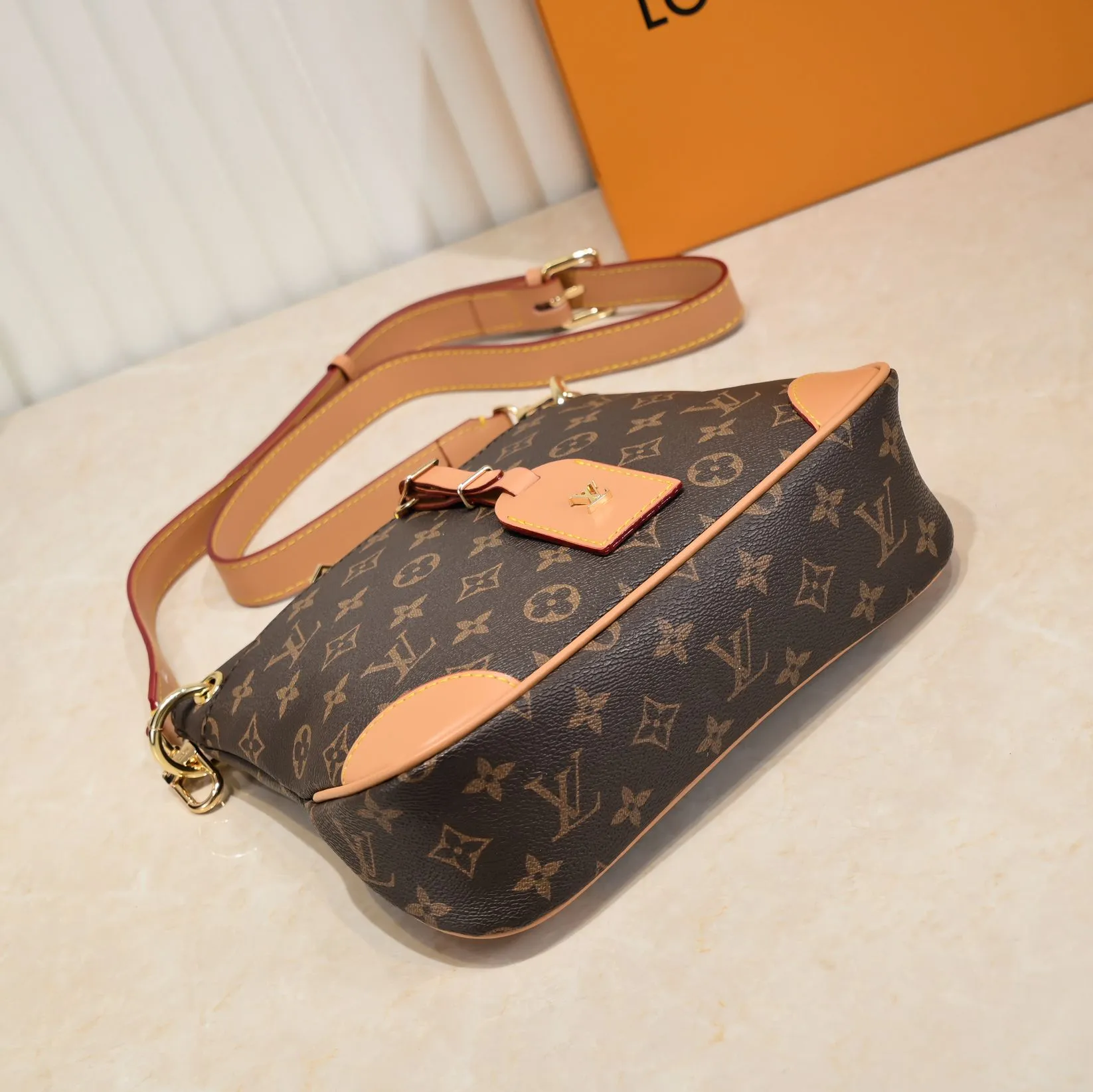 💰Large 300💰💰Small 280💰Upgraded from the original M45353 M45354 M45355 A new Odeon medium and small handbag is launched in the autumn and winter of 2020, using Monogram canvas and reinforced leather corners to convey a retro feel. The adjustable shoulder strap makes it easy to carry on the shoulder or across the body, and the zipper allows easy access to your belongings. Monogram coated canvas Semi-distressed vegetable tanned leather Natural cowhide and colorful cowhide trim Textile lining Metal hardware Leather corners Shoulder strap loops Double zip closure External patch pocket with magnetic closure