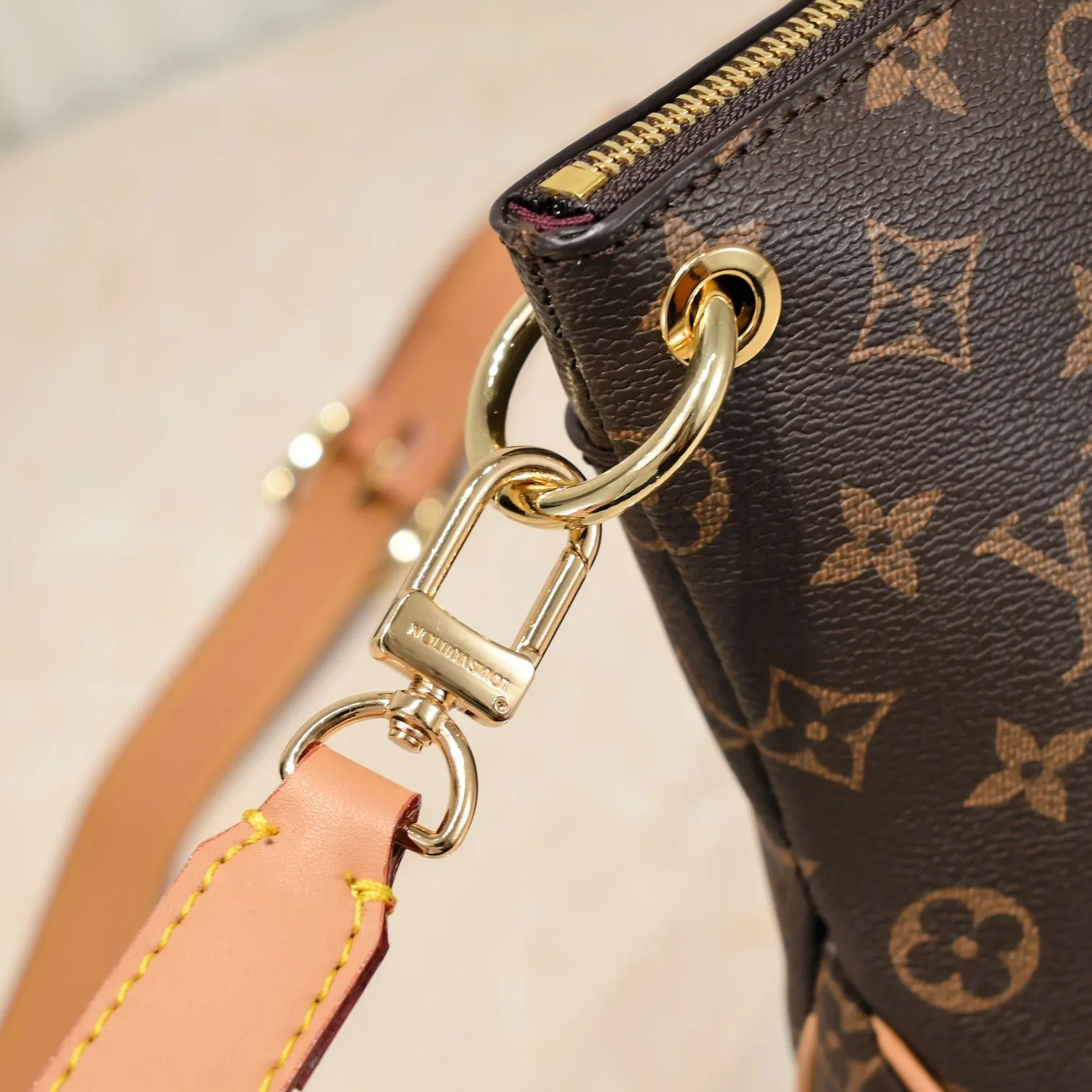 💰Large 300💰💰Small 280💰Upgraded from the original M45353 M45354 M45355 A new Odeon medium and small handbag is launched in the autumn and winter of 2020, using Monogram canvas and reinforced leather corners to convey a retro feel. The adjustable shoulder strap makes it easy to carry on the shoulder or across the body, and the zipper allows easy access to your belongings. Monogram coated canvas Semi-distressed vegetable tanned leather Natural cowhide and colorful cowhide trim Textile lining Metal hardware Leather corners Shoulder strap loops Double zip closure External patch pocket with magnetic closure