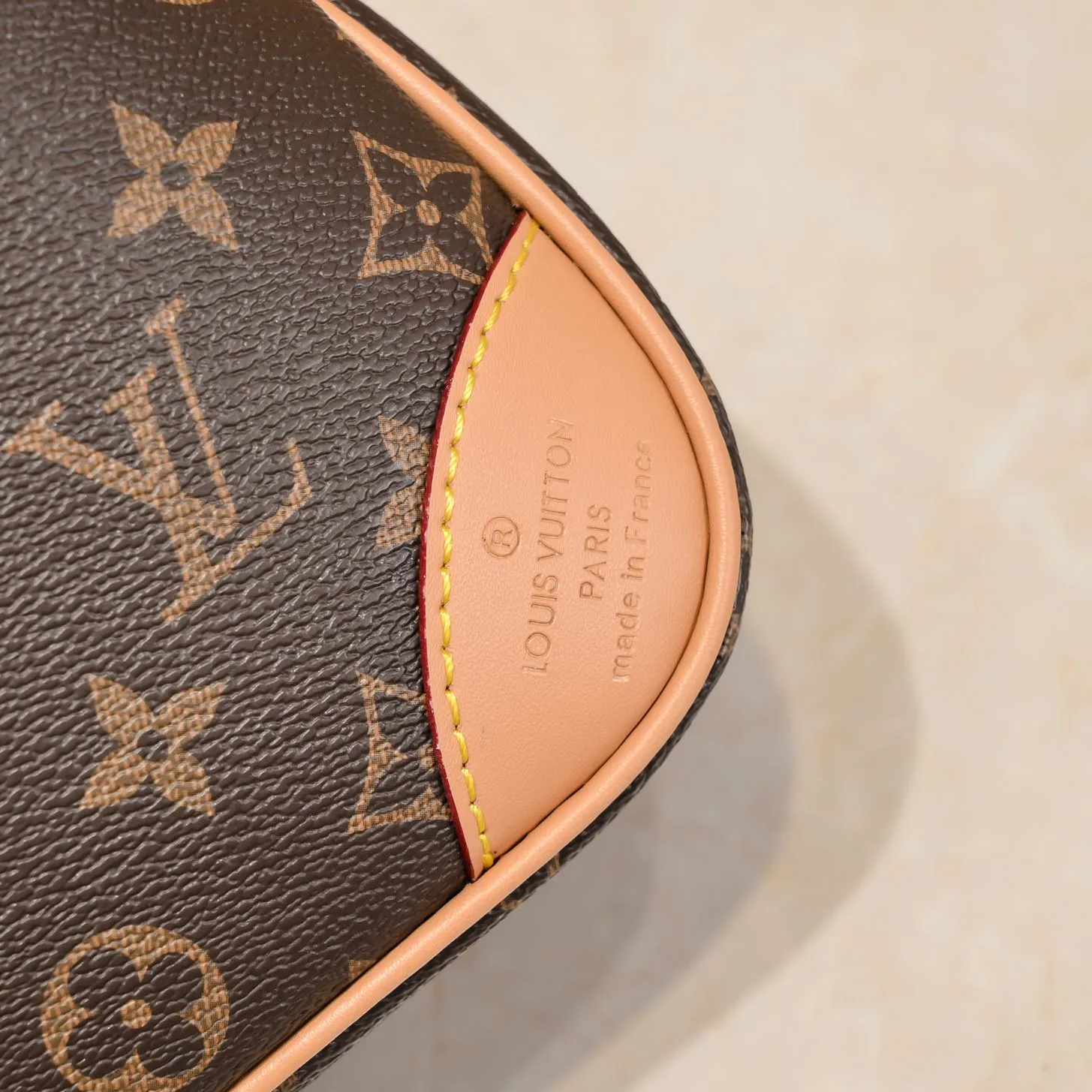 💰Large 300💰💰Small 280💰Upgraded from the original M45353 M45354 M45355 A new Odeon medium and small handbag is launched in the autumn and winter of 2020, using Monogram canvas and reinforced leather corners to convey a retro feel. The adjustable shoulder strap makes it easy to carry on the shoulder or across the body, and the zipper allows easy access to your belongings. Monogram coated canvas Semi-distressed vegetable tanned leather Natural cowhide and colorful cowhide trim Textile lining Metal hardware Leather corners Shoulder strap loops Double zip closure External patch pocket with magnetic closure