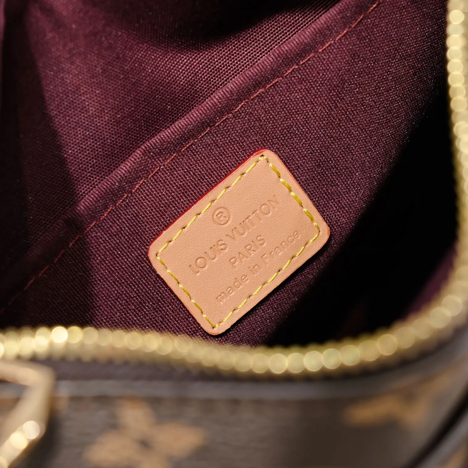 💰Large 300💰💰Small 280💰Upgraded from the original M45353 M45354 M45355 A new Odeon medium and small handbag is launched in the autumn and winter of 2020, using Monogram canvas and reinforced leather corners to convey a retro feel. The adjustable shoulder strap makes it easy to carry on the shoulder or across the body, and the zipper allows easy access to your belongings. Monogram coated canvas Semi-distressed vegetable tanned leather Natural cowhide and colorful cowhide trim Textile lining Metal hardware Leather corners Shoulder strap loops Double zip closure External patch pocket with magnetic closure