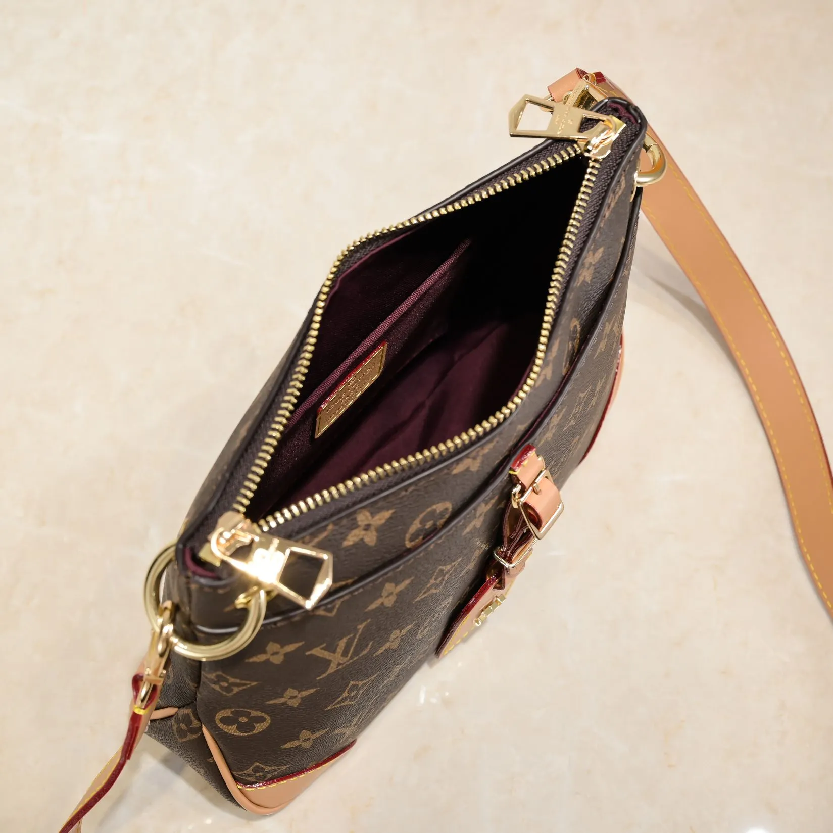 💰Large 300💰💰Small 280💰Upgraded from the original M45353 M45354 M45355 A new Odeon medium and small handbag is launched in the autumn and winter of 2020, using Monogram canvas and reinforced leather corners to convey a retro feel. The adjustable shoulder strap makes it easy to carry on the shoulder or across the body, and the zipper allows easy access to your belongings. Monogram coated canvas Semi-distressed vegetable tanned leather Natural cowhide and colorful cowhide trim Textile lining Metal hardware Leather corners Shoulder strap loops Double zip closure External patch pocket with magnetic closure