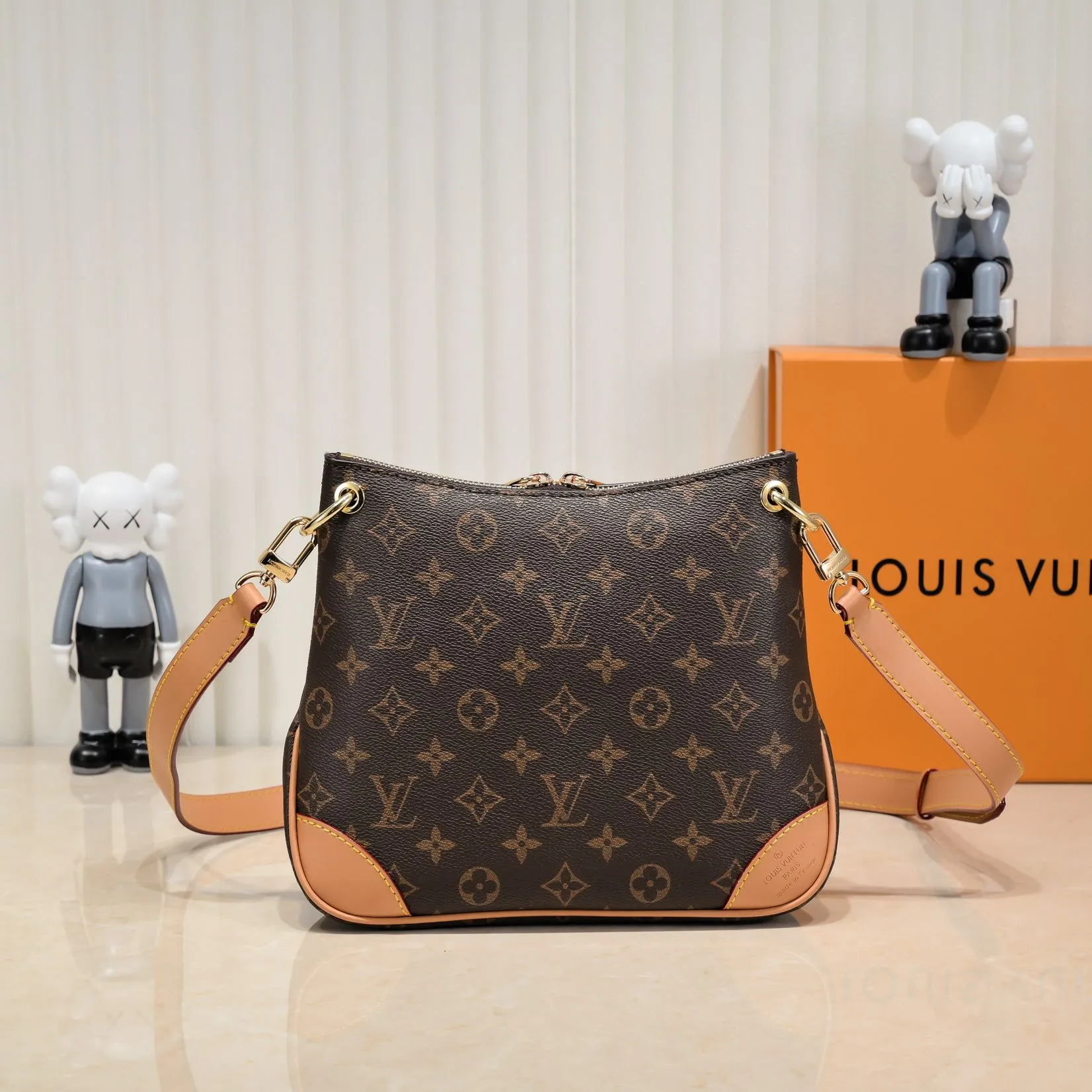 💰Large 300💰💰Small 280💰Upgraded from the original M45353 M45354 M45355 A new Odeon medium and small handbag is launched in the autumn and winter of 2020, using Monogram canvas and reinforced leather corners to convey a retro feel. The adjustable shoulder strap makes it easy to carry on the shoulder or across the body, and the zipper allows easy access to your belongings. Monogram coated canvas Semi-distressed vegetable tanned leather Natural cowhide and colorful cowhide trim Textile lining Metal hardware Leather corners Shoulder strap loops Double zip closure External patch pocket with magnetic closure
