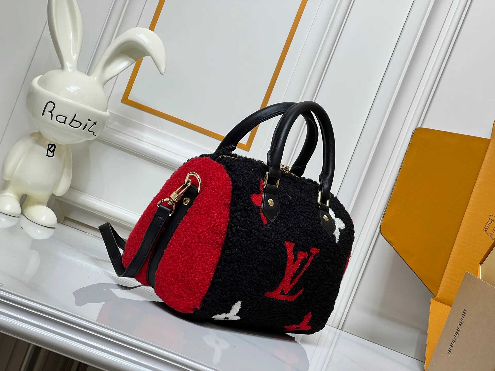 Batch 260💰Upgraded original M23468 M40390 [Speedy Bandoulière 25 handbag] Lamb velvet🔥Made of soft wool leather with grained leather trim, relying on complex intarsia technology to outline the Giant Monogram pattern, showing the trend of the winter series. Rolled leather top handles and removable and adjustable leather shoulder strap allow for a variety of carrying options. Dimensions: 25.0 x 19.0 x 15.0 cm