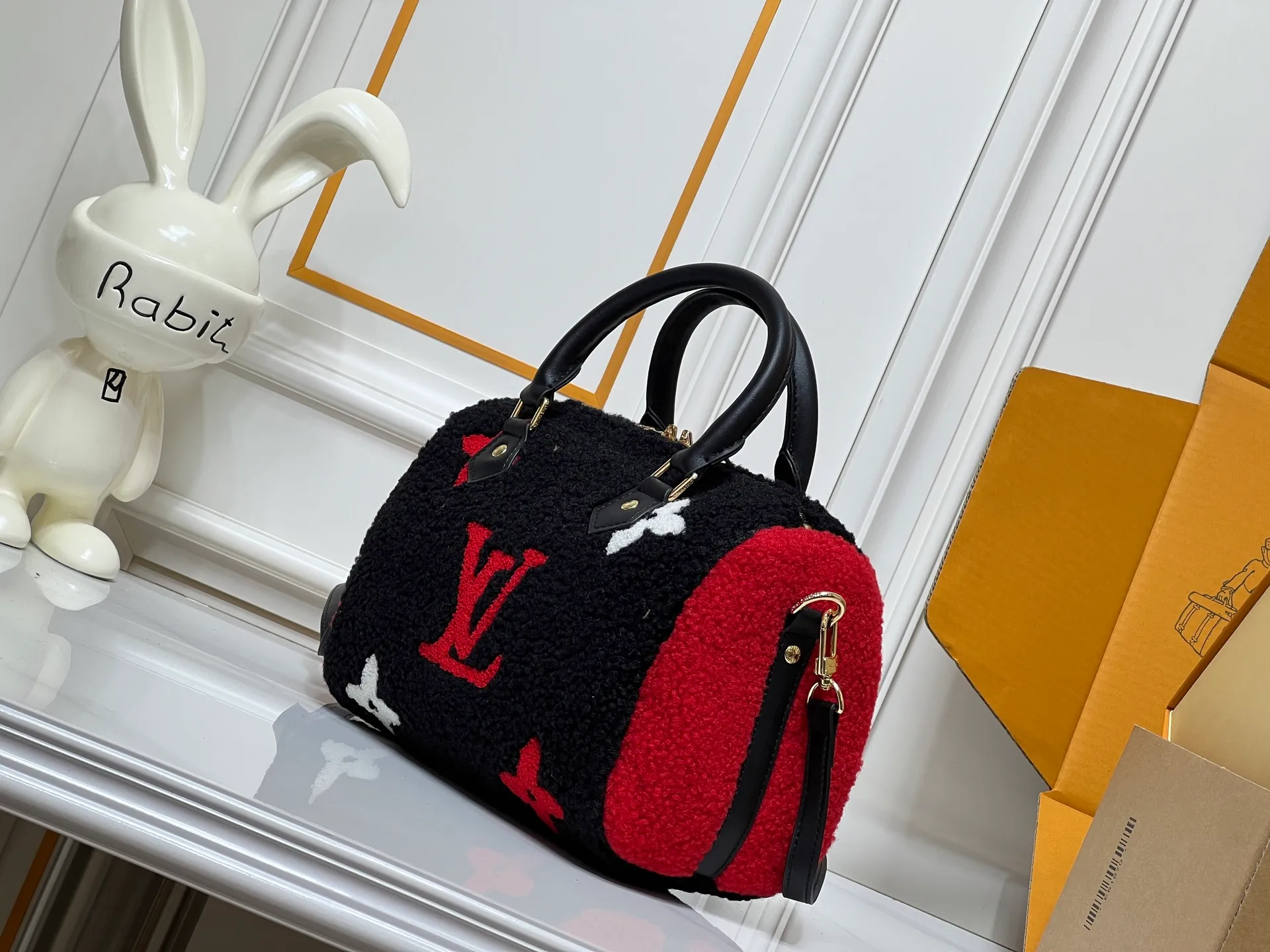 Batch 260💰Upgraded original M23468 M40390 [Speedy Bandoulière 25 handbag] Lamb velvet🔥Made of soft wool leather with grained leather trim, relying on complex intarsia technology to outline the Giant Monogram pattern, showing the trend of the winter series. Rolled leather top handles and removable and adjustable leather shoulder strap allow for a variety of carrying options. Dimensions: 25.0 x 19.0 x 15.0 cm