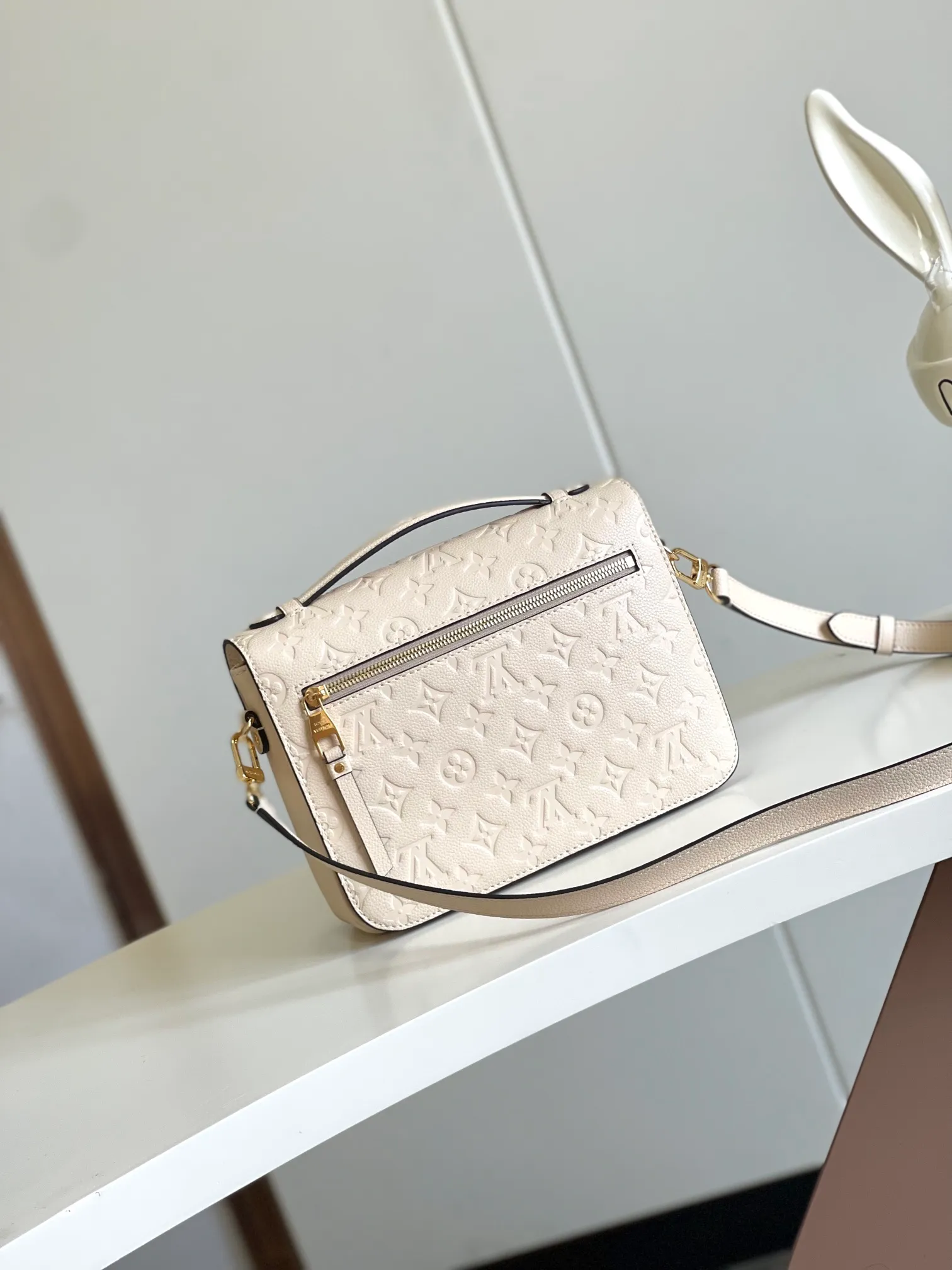 P1300 [Top original item, unique home photo, dynamic chip] [Metis messenger bag] M47142 blue M40780M46552M41487 M44071 M12711 M44881 The latest version of the top-notch version on the market is shipped. The three-dimensional shape and exquisite internal design allow this handbag to hold all daily essentials, while the Monogram Empreinte leather adds a sense of elegance to it. Compact size with multiple practical pockets and compartments. Special S-shaped steel lock with original vacuum nano-plating technology. Feel free to feel the quality as shown in the picture. Access the counter at will. Size: 25 x 19 x 9cm.