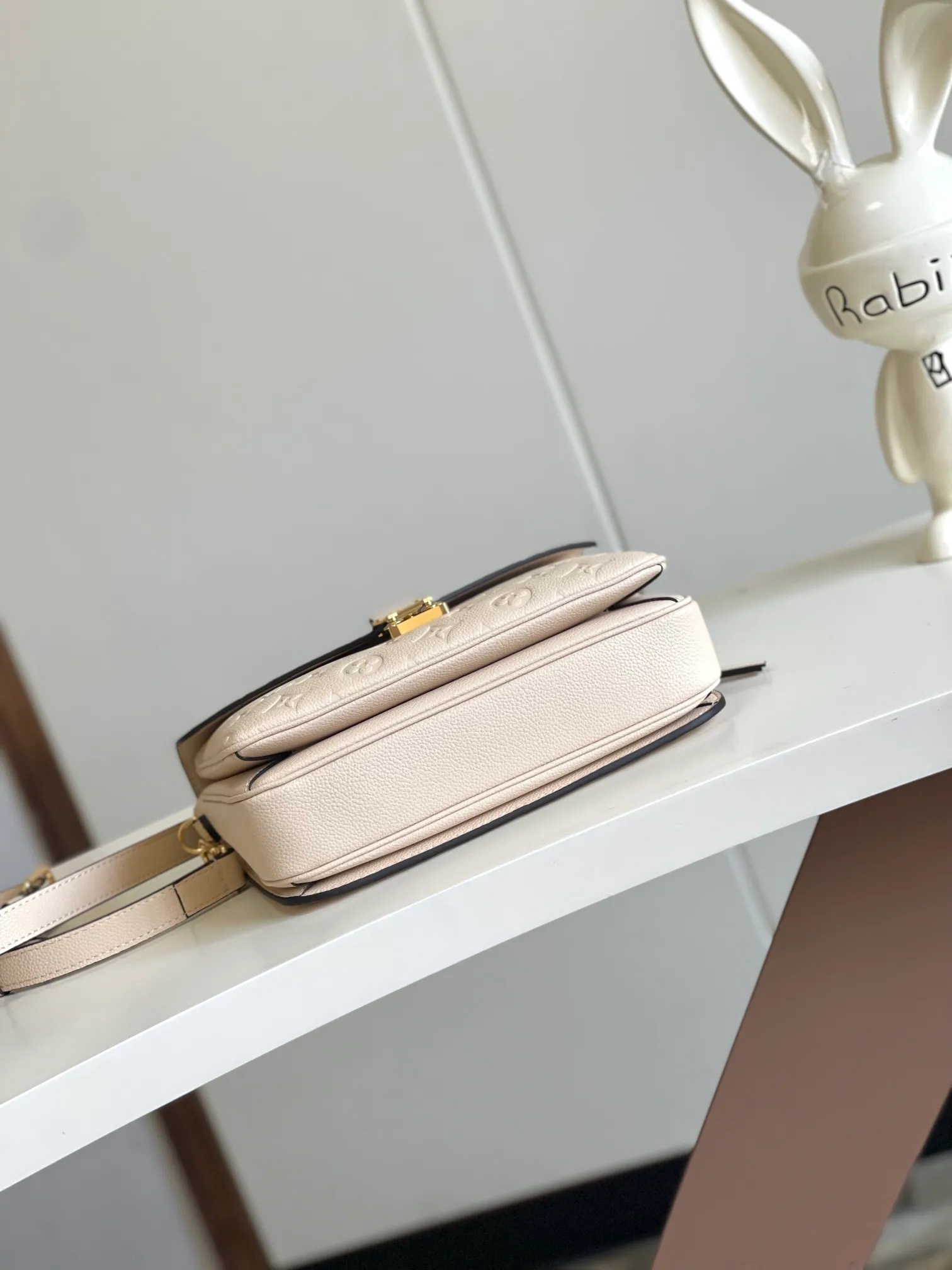 P1300 [Top original item, unique home photo, dynamic chip] [Metis messenger bag] M47142 blue M40780M46552M41487 M44071 M12711 M44881 The latest version of the top-notch version on the market is shipped. The three-dimensional shape and exquisite internal design allow this handbag to hold all daily essentials, while the Monogram Empreinte leather adds a sense of elegance to it. Compact size with multiple practical pockets and compartments. Special S-shaped steel lock with original vacuum nano-plating technology. Feel free to feel the quality as shown in the picture. Access the counter at will. Size: 25 x 19 x 9cm.
