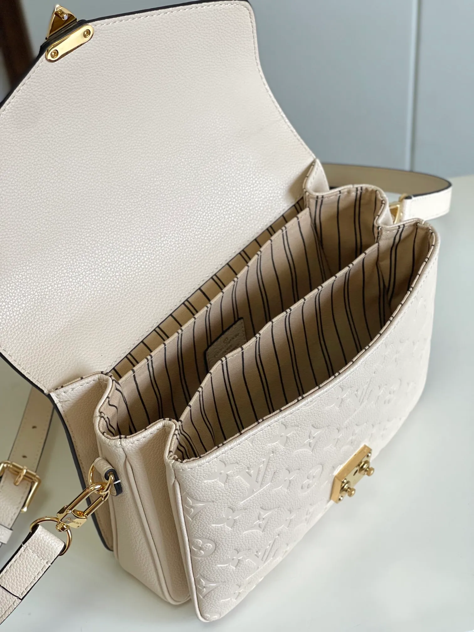 P1300 [Top original item, unique home photo, dynamic chip] [Metis messenger bag] M47142 blue M40780M46552M41487 M44071 M12711 M44881 The latest version of the top-notch version on the market is shipped. The three-dimensional shape and exquisite internal design allow this handbag to hold all daily essentials, while the Monogram Empreinte leather adds a sense of elegance to it. Compact size with multiple practical pockets and compartments. Special S-shaped steel lock with original vacuum nano-plating technology. Feel free to feel the quality as shown in the picture. Access the counter at will. Size: 25 x 19 x 9cm.