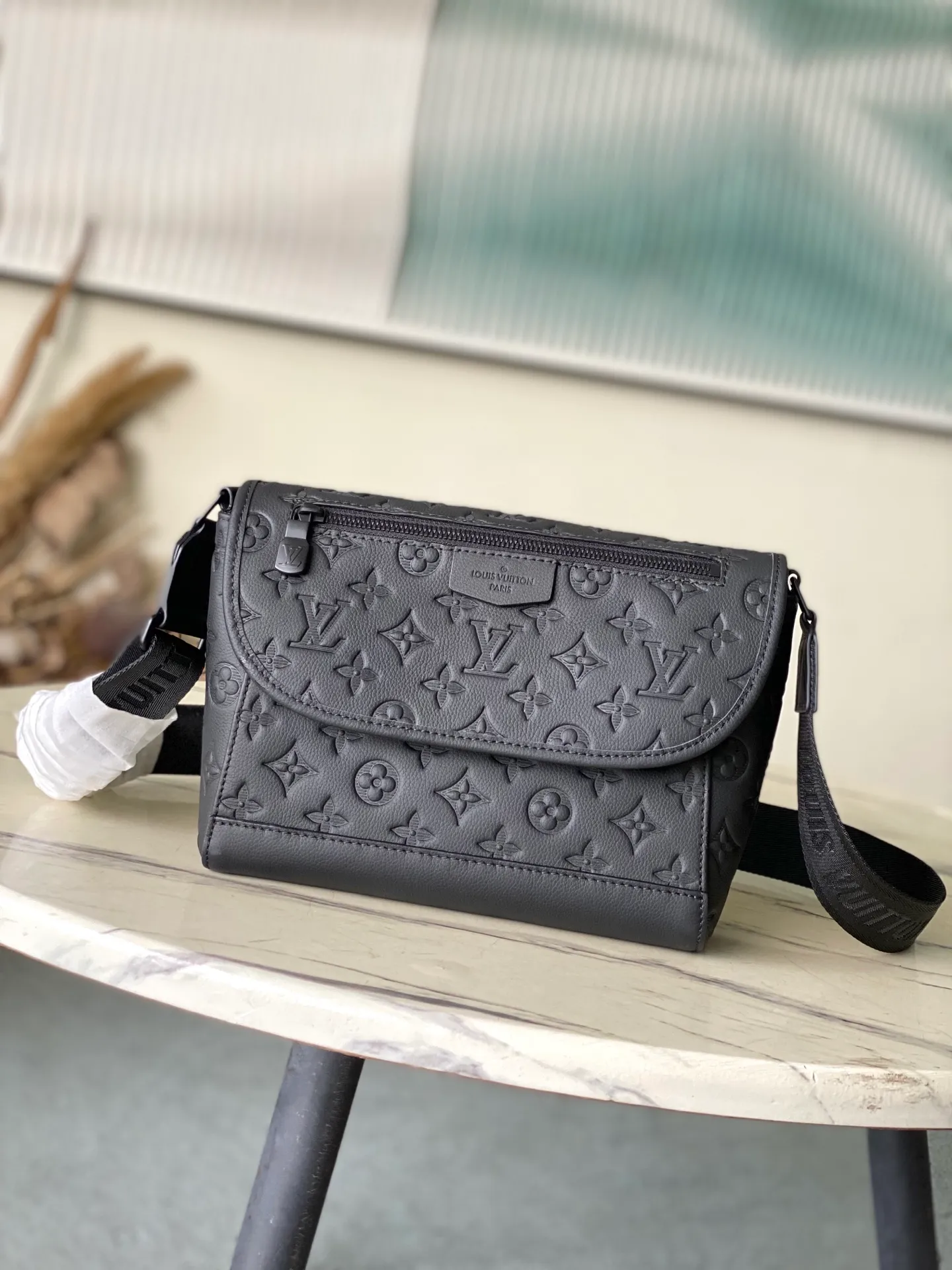 💰1100 (top layer leather) top original order M14874 This Pulse messenger bag is made of Monogram Shadow embossed cow leather and elegant metal parts to highlight the sporty shape, and is equipped with zipper bags on the top and bottom of the flap. Adjustable fabric shoulder strap allows for shoulder or cross-body wear. Dimensions: 26.6 × 17 × 11 cm