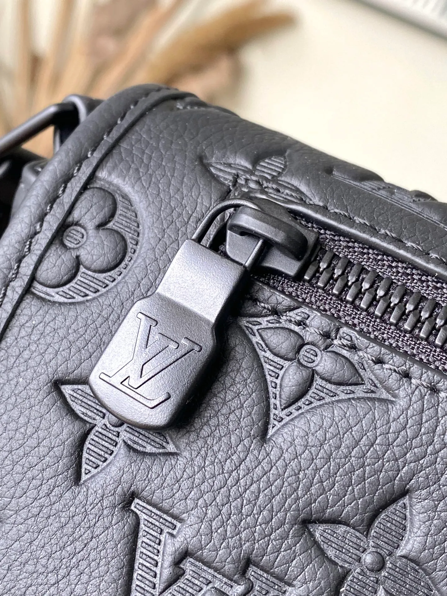 💰1100 (top layer leather) top original order M14874 This Pulse messenger bag is made of Monogram Shadow embossed cow leather and elegant metal parts to highlight the sporty shape, and is equipped with zipper bags on the top and bottom of the flap. Adjustable fabric shoulder strap allows for shoulder or cross-body wear. Dimensions: 26.6 × 17 × 11 cm
