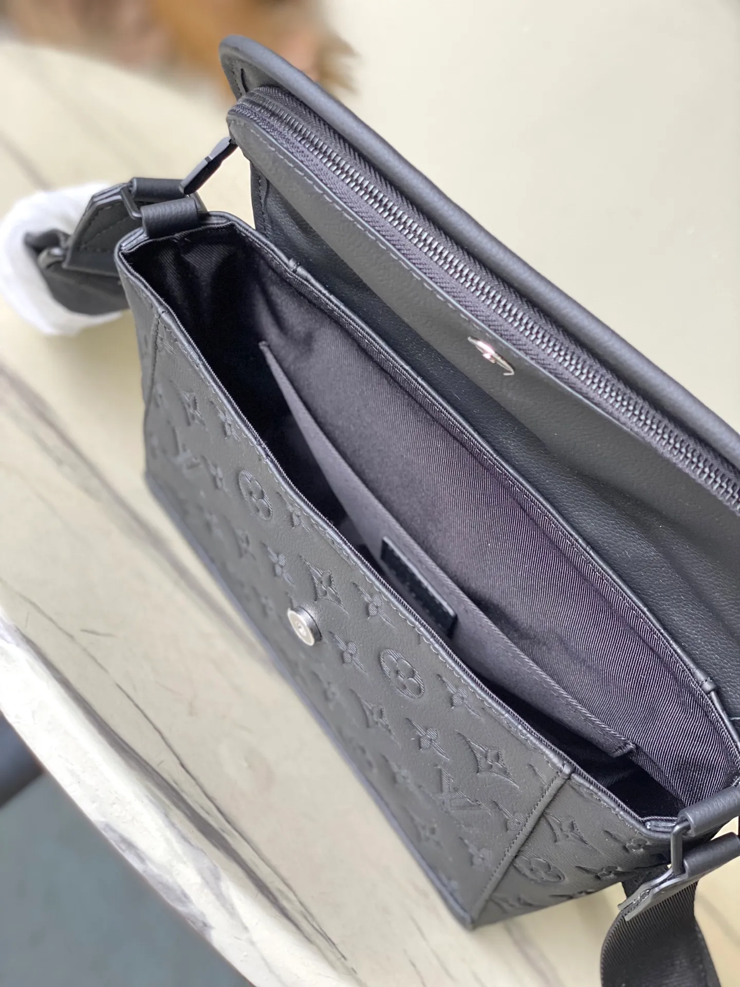 💰1100 (top layer leather) top original order M14874 This Pulse messenger bag is made of Monogram Shadow embossed cow leather and elegant metal parts to highlight the sporty shape, and is equipped with zipper bags on the top and bottom of the flap. Adjustable fabric shoulder strap allows for shoulder or cross-body wear. Dimensions: 26.6 × 17 × 11 cm