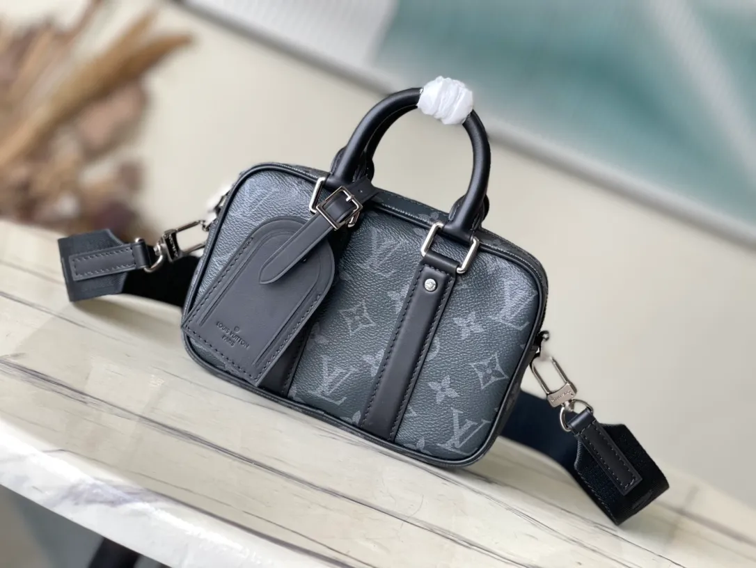 💰820 Top original order M82770 This Nano Porte Documents Voyage handbag is inspired by the classic prototype design. It inherits elements such as zipper opening and closing, handles and detachable and adjustable shoulder straps. It can easily control business occasions with a personalized and trendy attitude. The wide acid main compartment can store mobile phones and wallets, and is suitable for shoulder or cross-body wear. Dimensions: 20 × 13 × 5.5 cm