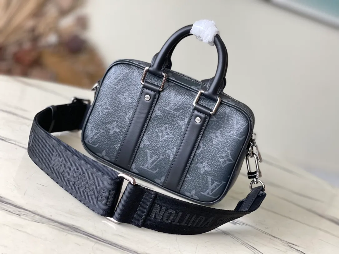 💰820 Top original order M82770 This Nano Porte Documents Voyage handbag is inspired by the classic prototype design. It inherits elements such as zipper opening and closing, handles and detachable and adjustable shoulder straps. It can easily control business occasions with a personalized and trendy attitude. The wide acid main compartment can store mobile phones and wallets, and is suitable for shoulder or cross-body wear. Dimensions: 20 × 13 × 5.5 cm