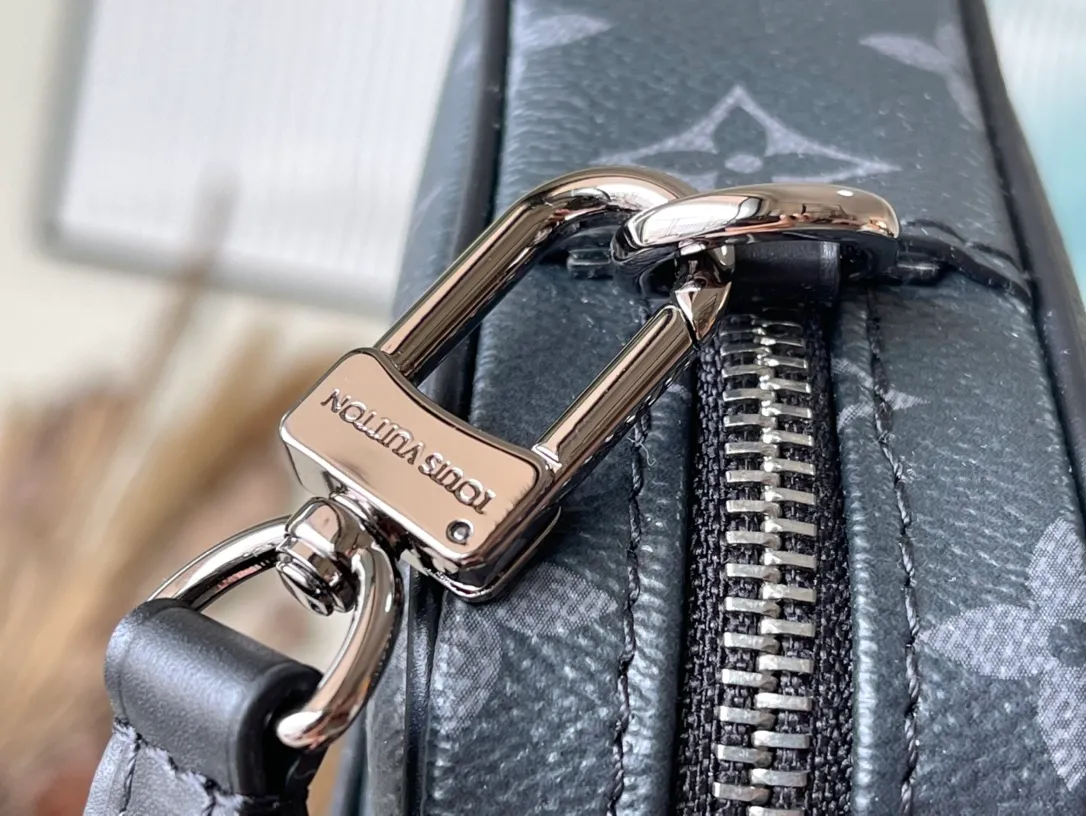 💰820 Top original order M82770 This Nano Porte Documents Voyage handbag is inspired by the classic prototype design. It inherits elements such as zipper opening and closing, handles and detachable and adjustable shoulder straps. It can easily control business occasions with a personalized and trendy attitude. The wide acid main compartment can store mobile phones and wallets, and is suitable for shoulder or cross-body wear. Dimensions: 20 × 13 × 5.5 cm
