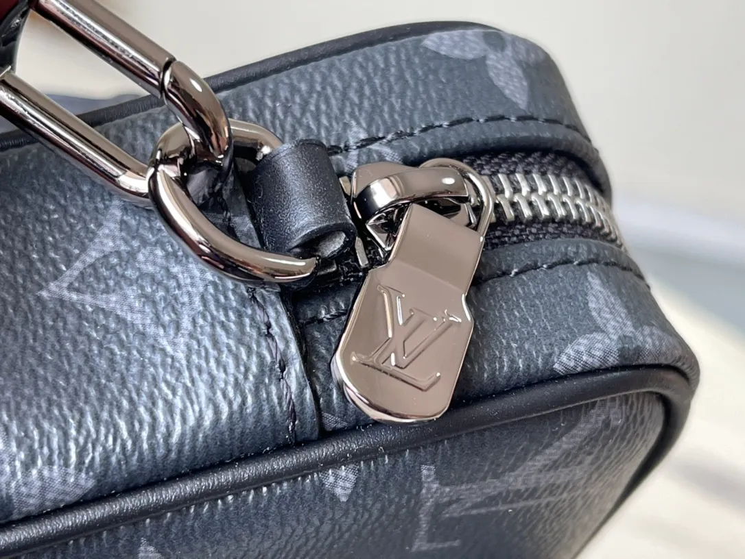 💰820 Top original order M82770 This Nano Porte Documents Voyage handbag is inspired by the classic prototype design. It inherits elements such as zipper opening and closing, handles and detachable and adjustable shoulder straps. It can easily control business occasions with a personalized and trendy attitude. The wide acid main compartment can store mobile phones and wallets, and is suitable for shoulder or cross-body wear. Dimensions: 20 × 13 × 5.5 cm