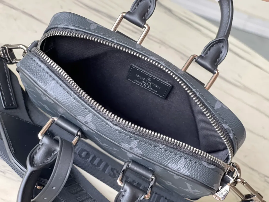 💰820 Top original order M82770 This Nano Porte Documents Voyage handbag is inspired by the classic prototype design. It inherits elements such as zipper opening and closing, handles and detachable and adjustable shoulder straps. It can easily control business occasions with a personalized and trendy attitude. The wide acid main compartment can store mobile phones and wallets, and is suitable for shoulder or cross-body wear. Dimensions: 20 × 13 × 5.5 cm