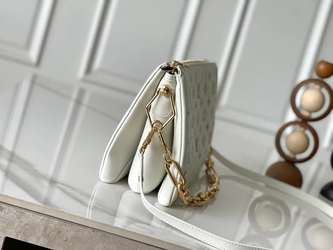 💰1300 (first-layer sheepskin) top-quality original transcoded chip version M13233 white color. This small Coussin handbag is from the Louis Vuitton The rugged metal chain and detachable leather shoulder strap allow for a variety of carrying options. 20 x 12 x 26 cm (height x width x length)