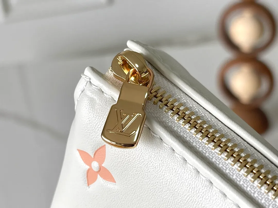 💰1300 (first-layer sheepskin) top-quality original transcoded chip version M13233 white color. This small Coussin handbag is from the Louis Vuitton The rugged metal chain and detachable leather shoulder strap allow for a variety of carrying options. 20 x 12 x 26 cm (height x width x length)