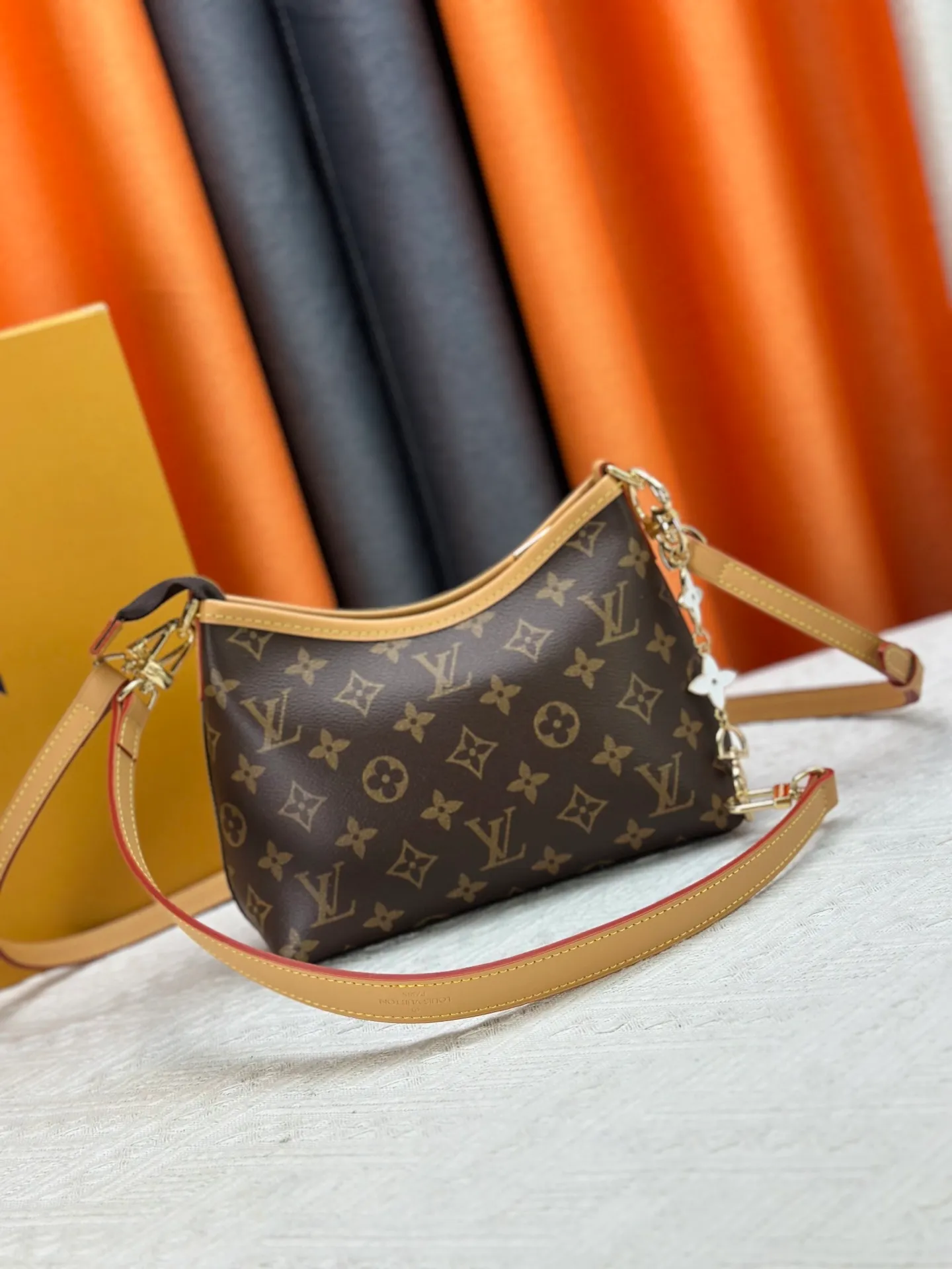 P260 Upgraded original M13689 small size This Speedy Bandoulière handbag condenses the brand's traditional Speedy crossbody bag, which is Monogram presbyopia with fabric lining and cow leather trim. The detachable and adjustable leather shoulder strap displays the Louis Vuit signature, and the rolled leather handle adds a carrying option. Dimensions: 20.5 x 17 x 8 cm (length x height x width)