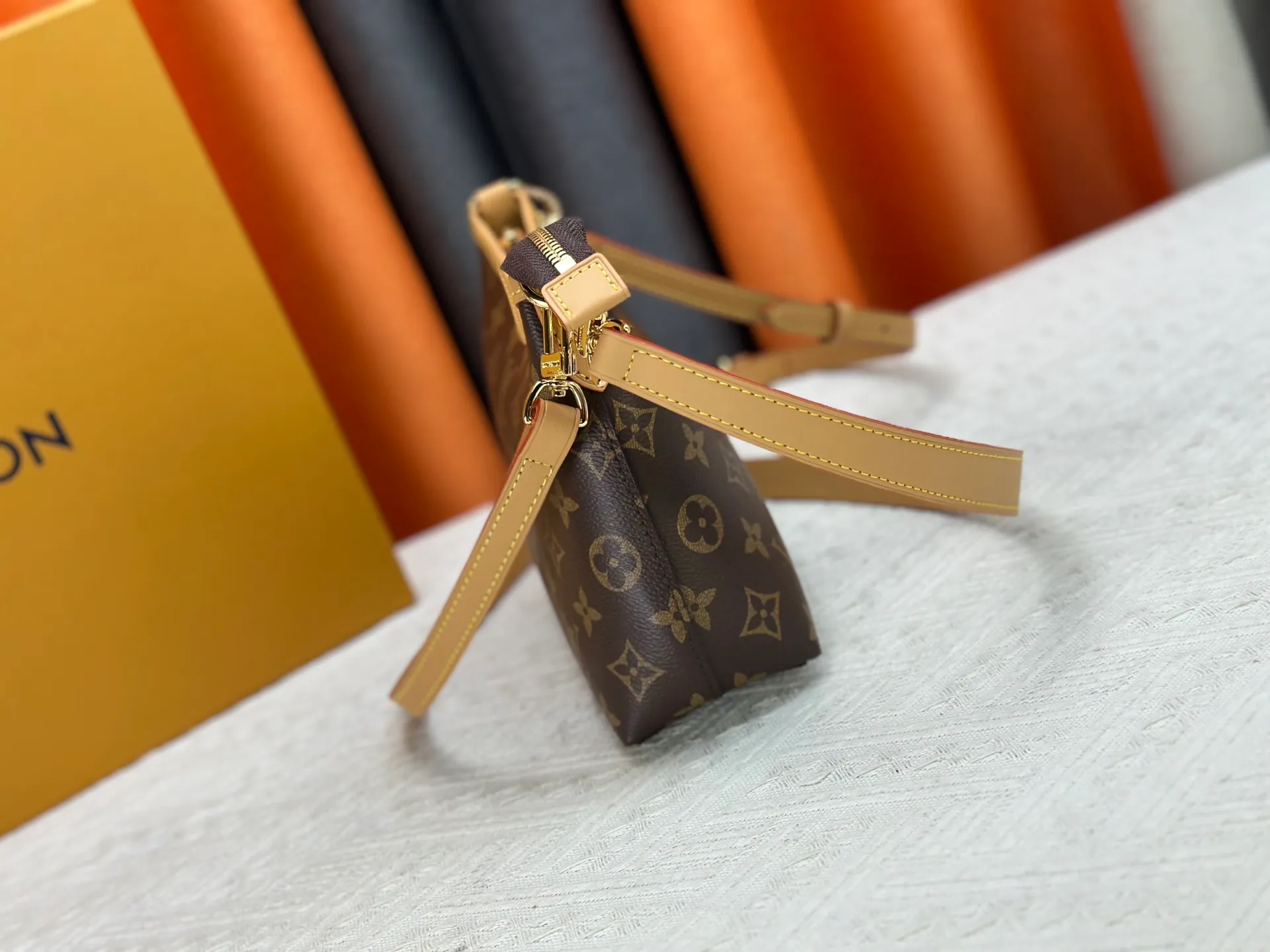 P260 Upgraded original M13689 small size This Speedy Bandoulière handbag condenses the brand's traditional Speedy crossbody bag, which is Monogram presbyopia with fabric lining and cow leather trim. The detachable and adjustable leather shoulder strap displays the Louis Vuit signature, and the rolled leather handle adds a carrying option. Dimensions: 20.5 x 17 x 8 cm (length x height x width)