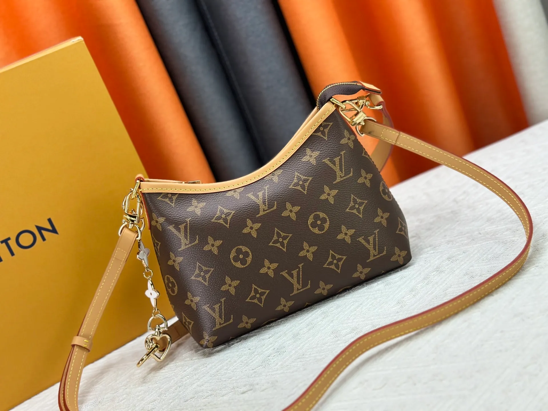 P260 Upgraded original M13689 small size This Speedy Bandoulière handbag condenses the brand's traditional Speedy crossbody bag, which is Monogram presbyopia with fabric lining and cow leather trim. The detachable and adjustable leather shoulder strap displays the Louis Vuit signature, and the rolled leather handle adds a carrying option. Dimensions: 20.5 x 17 x 8 cm (length x height x width)