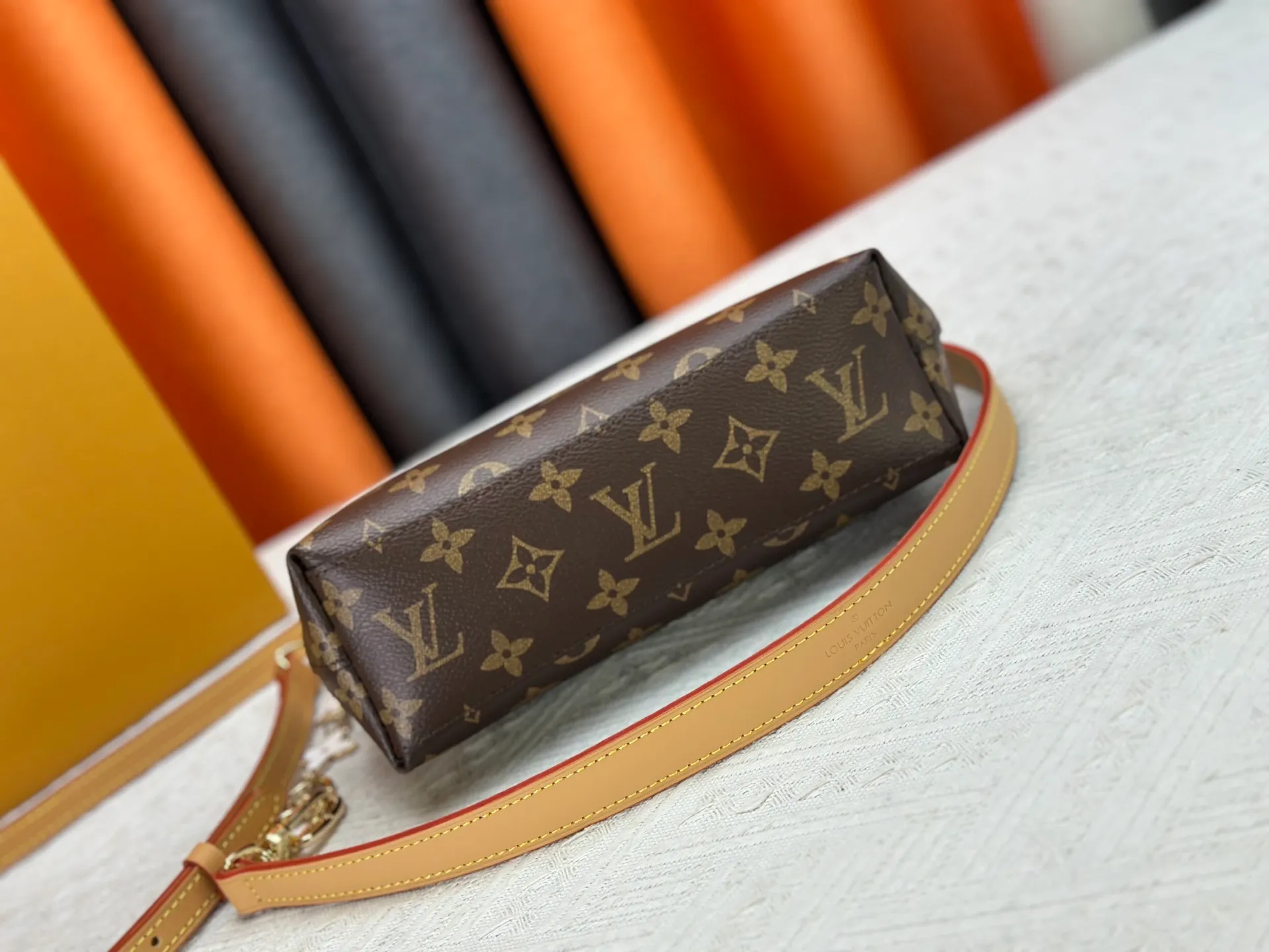 P260 Upgraded original M13689 small size This Speedy Bandoulière handbag condenses the brand's traditional Speedy crossbody bag, which is Monogram presbyopia with fabric lining and cow leather trim. The detachable and adjustable leather shoulder strap displays the Louis Vuit signature, and the rolled leather handle adds a carrying option. Dimensions: 20.5 x 17 x 8 cm (length x height x width)