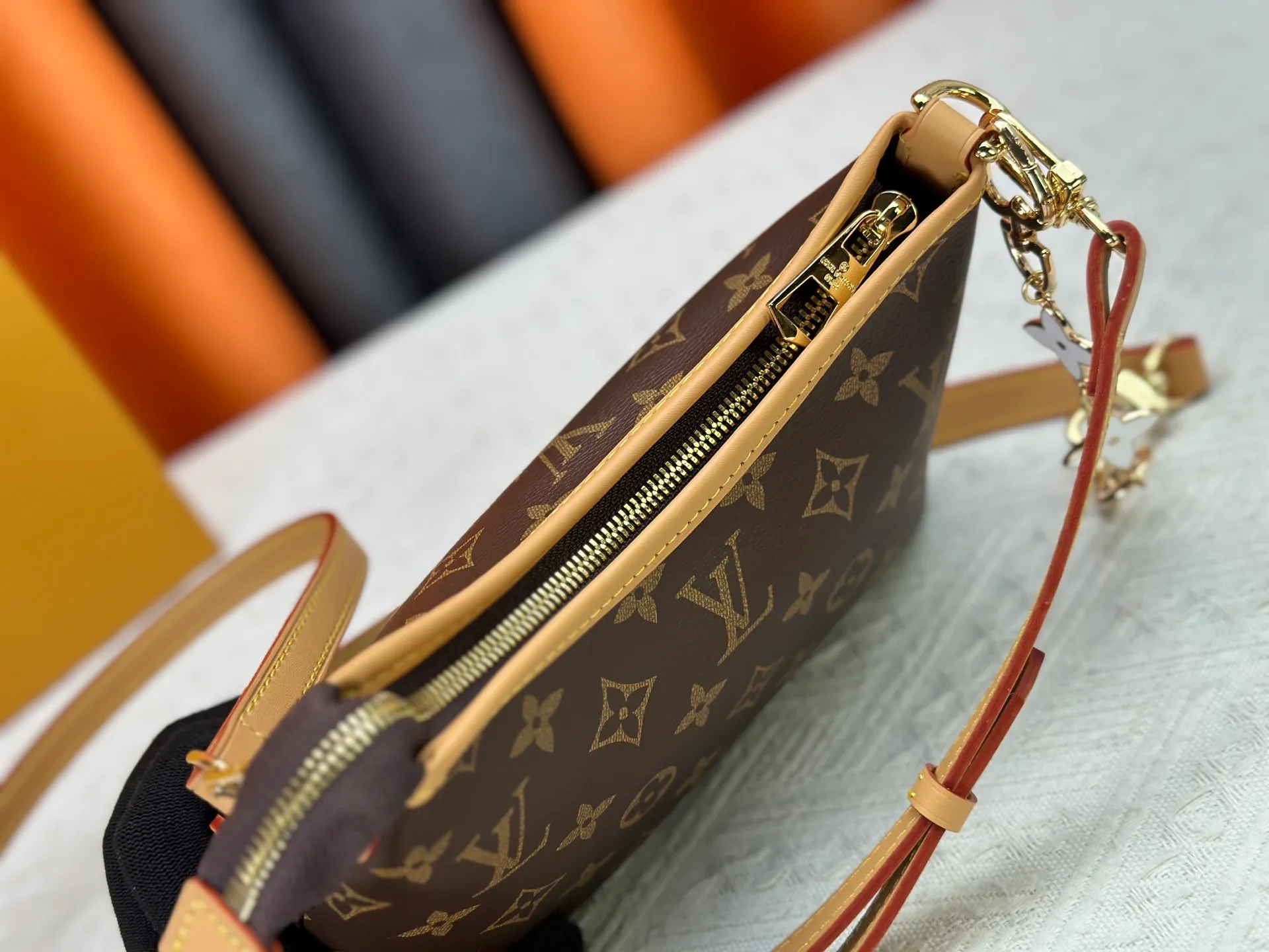 P260 Upgraded original M13689 small size This Speedy Bandoulière handbag condenses the brand's traditional Speedy crossbody bag, which is Monogram presbyopia with fabric lining and cow leather trim. The detachable and adjustable leather shoulder strap displays the Louis Vuit signature, and the rolled leather handle adds a carrying option. Dimensions: 20.5 x 17 x 8 cm (length x height x width)