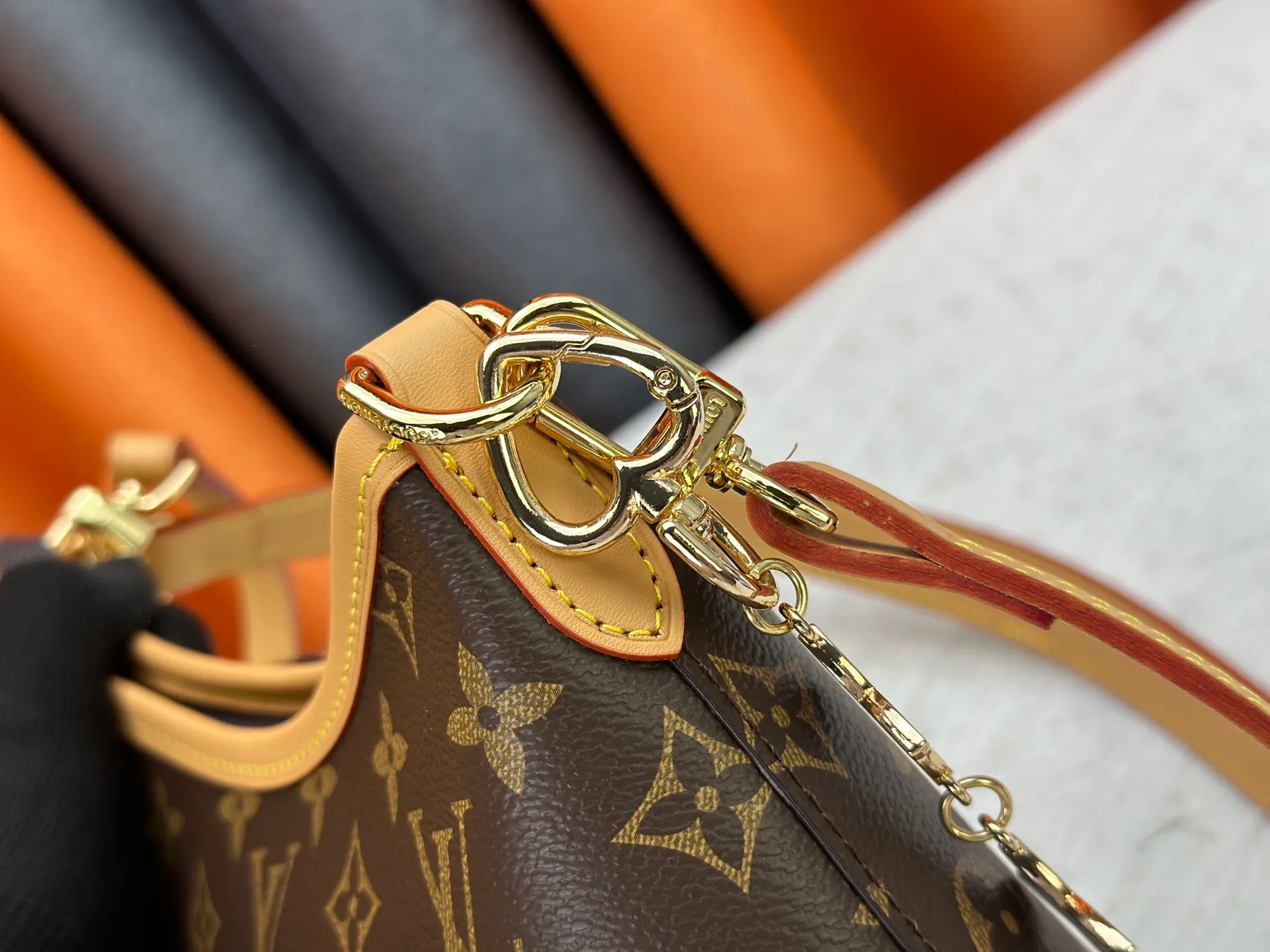 P260 Upgraded original M13689 small size This Speedy Bandoulière handbag condenses the brand's traditional Speedy crossbody bag, which is Monogram presbyopia with fabric lining and cow leather trim. The detachable and adjustable leather shoulder strap displays the Louis Vuit signature, and the rolled leather handle adds a carrying option. Dimensions: 20.5 x 17 x 8 cm (length x height x width)