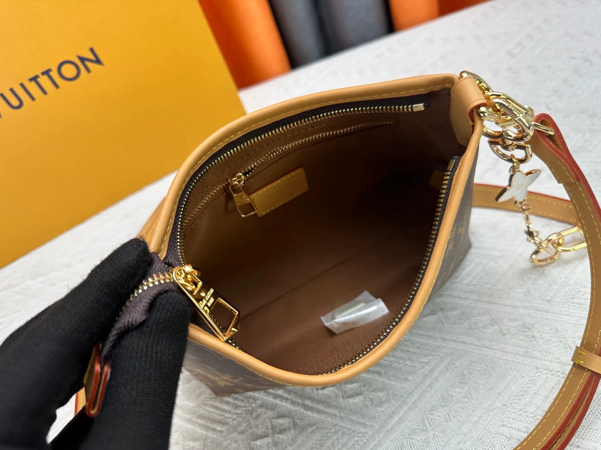 P260 Upgraded original M13689 small size This Speedy Bandoulière handbag condenses the brand's traditional Speedy crossbody bag, which is Monogram presbyopia with fabric lining and cow leather trim. The detachable and adjustable leather shoulder strap displays the Louis Vuit signature, and the rolled leather handle adds a carrying option. Dimensions: 20.5 x 17 x 8 cm (length x height x width)