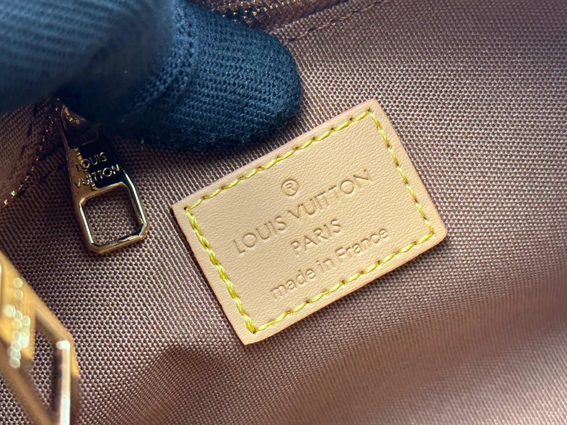 P260 Upgraded original M13689 small size This Speedy Bandoulière handbag condenses the brand's traditional Speedy crossbody bag, which is Monogram presbyopia with fabric lining and cow leather trim. The detachable and adjustable leather shoulder strap displays the Louis Vuit signature, and the rolled leather handle adds a carrying option. Dimensions: 20.5 x 17 x 8 cm (length x height x width)