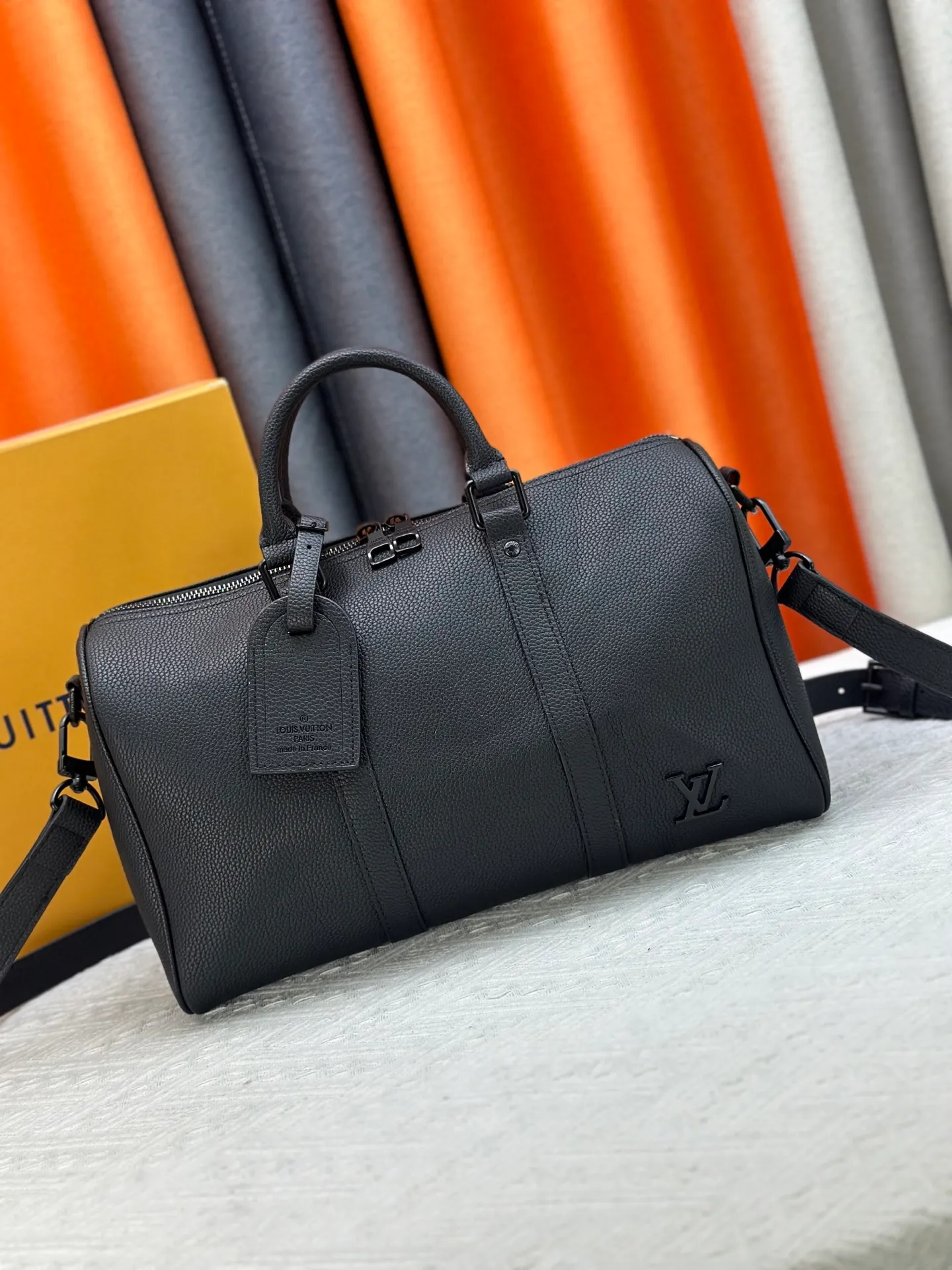 P260 M15249 M25980 M46655 M22765 Pebbled Keepall Bandoulière 35 Handbag This practical and versatile Keepall Bandoulière 35 bag is made of pebbled calfskin, which is famous for its durable and soft grain texture. It is lined with tonal textile lining and has a spacious capacity that can easily store daily necessities. Design emblazoned with the iconic LV Initials logo from the LV Aerogram collection Dimensions: 35 x 21 x 16 cm (length x height x width)