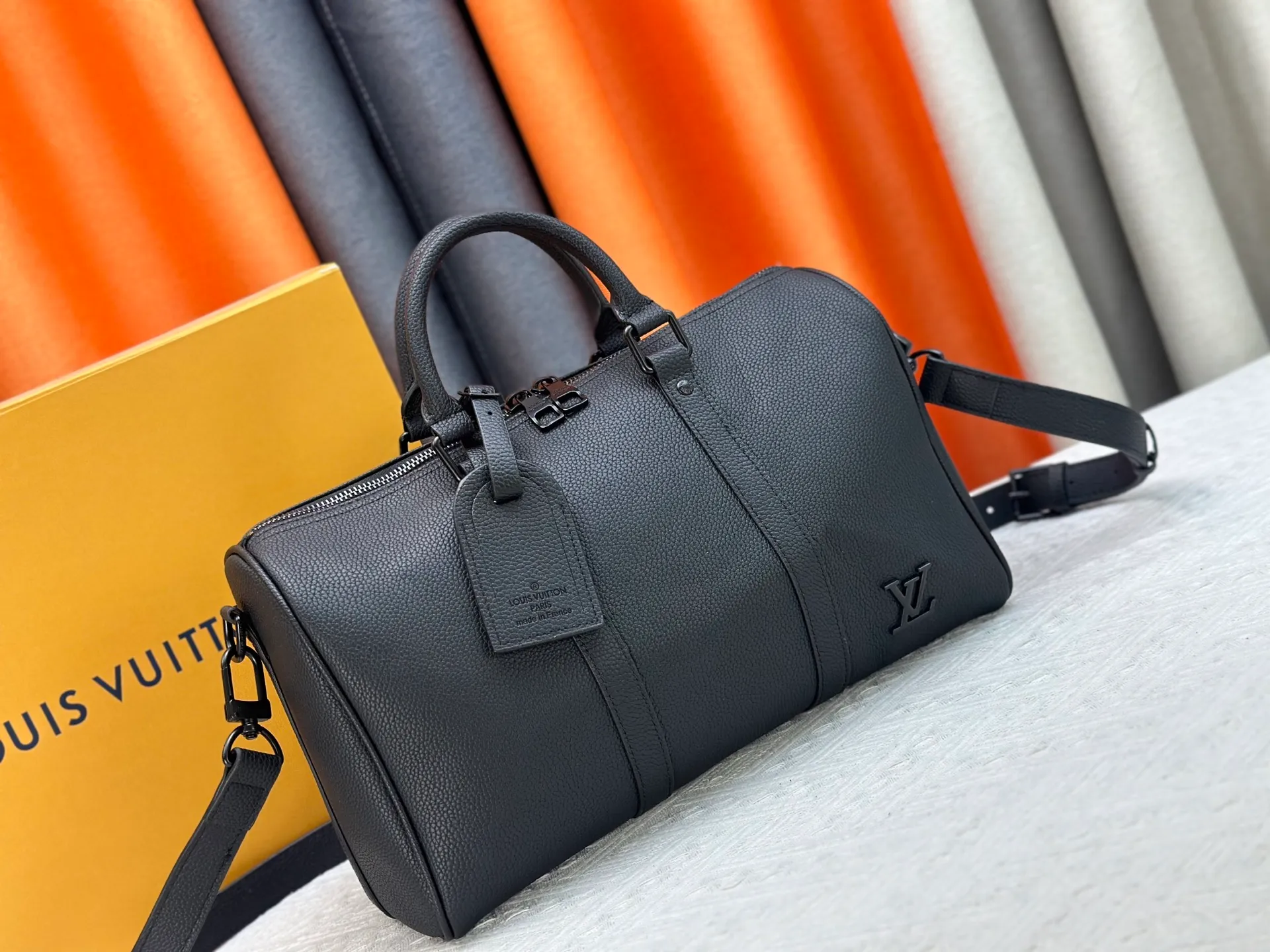 P260 M15249 M25980 M46655 M22765 Pebbled Keepall Bandoulière 35 Handbag This practical and versatile Keepall Bandoulière 35 bag is made of pebbled calfskin, which is famous for its durable and soft grain texture. It is lined with tonal textile lining and has a spacious capacity that can easily store daily necessities. Design emblazoned with the iconic LV Initials logo from the LV Aerogram collection Dimensions: 35 x 21 x 16 cm (length x height x width)