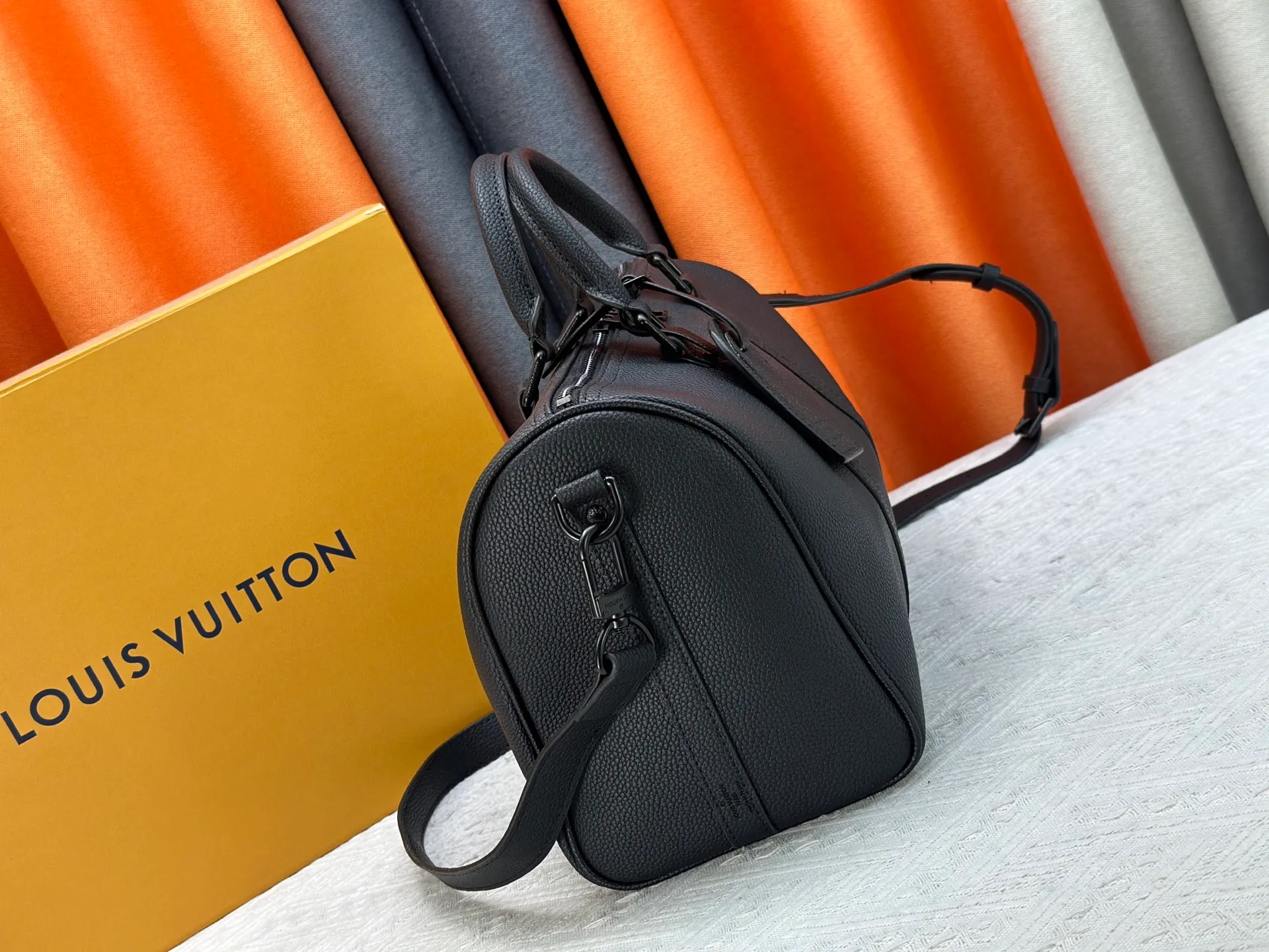 P260 M15249 M25980 M46655 M22765 Pebbled Keepall Bandoulière 35 Handbag This practical and versatile Keepall Bandoulière 35 bag is made of pebbled calfskin, which is famous for its durable and soft grain texture. It is lined with tonal textile lining and has a spacious capacity that can easily store daily necessities. Design emblazoned with the iconic LV Initials logo from the LV Aerogram collection Dimensions: 35 x 21 x 16 cm (length x height x width)