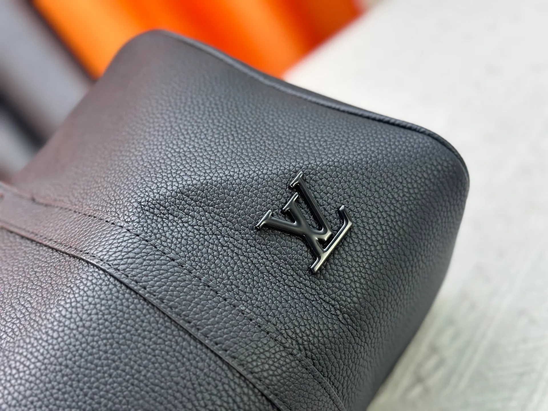 P260 M15249 M25980 M46655 M22765 Pebbled Keepall Bandoulière 35 Handbag This practical and versatile Keepall Bandoulière 35 bag is made of pebbled calfskin, which is famous for its durable and soft grain texture. It is lined with tonal textile lining and has a spacious capacity that can easily store daily necessities. Design emblazoned with the iconic LV Initials logo from the LV Aerogram collection Dimensions: 35 x 21 x 16 cm (length x height x width)