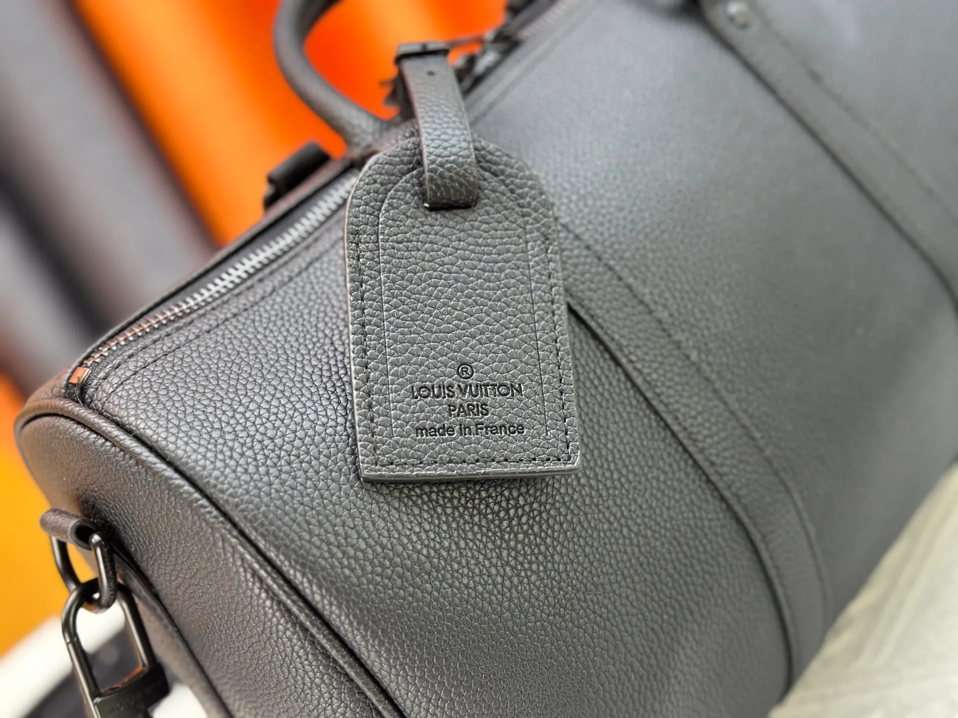 P260 M15249 M25980 M46655 M22765 Pebbled Keepall Bandoulière 35 Handbag This practical and versatile Keepall Bandoulière 35 bag is made of pebbled calfskin, which is famous for its durable and soft grain texture. It is lined with tonal textile lining and has a spacious capacity that can easily store daily necessities. Design emblazoned with the iconic LV Initials logo from the LV Aerogram collection Dimensions: 35 x 21 x 16 cm (length x height x width)