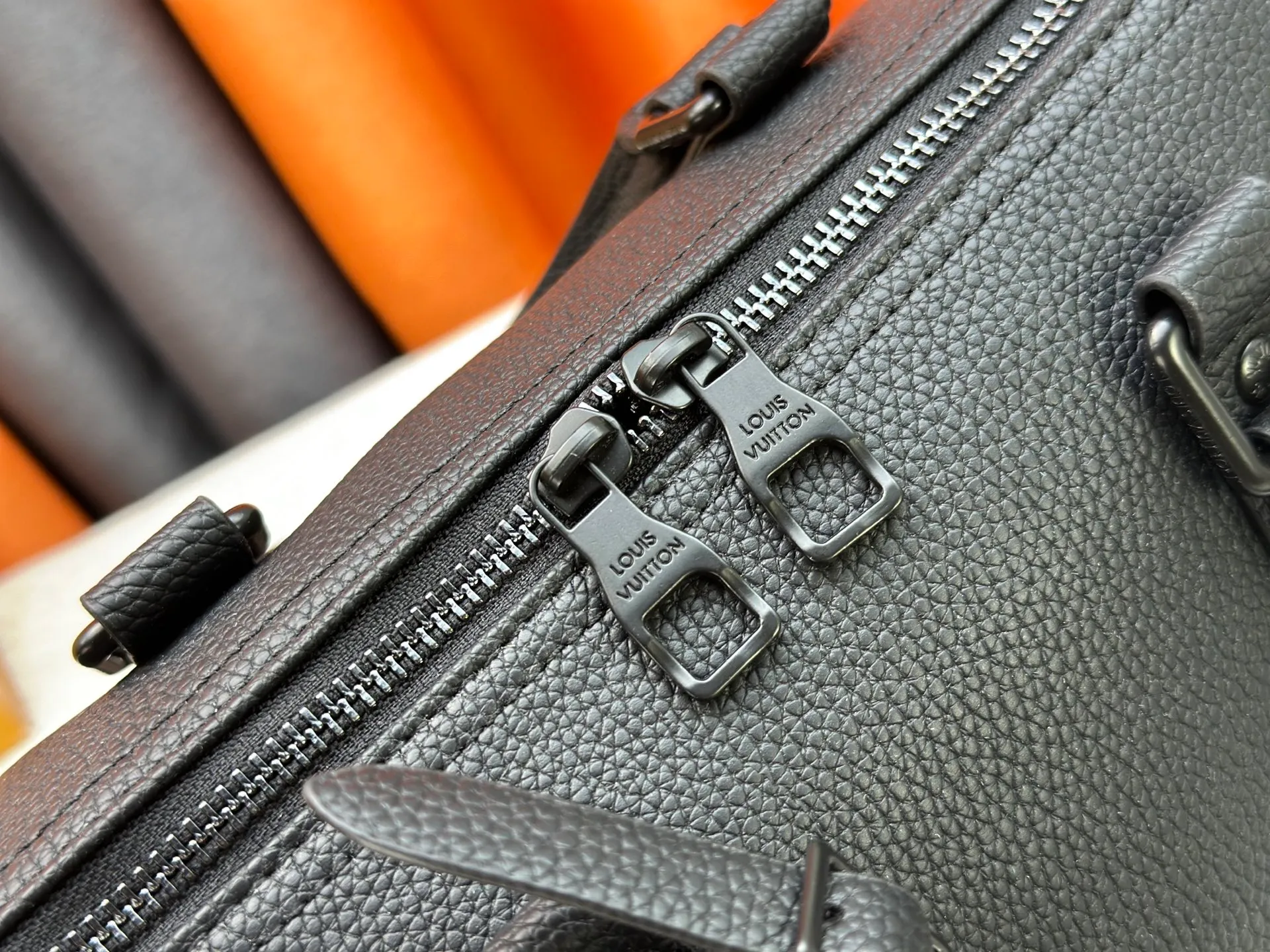 P260 M15249 M25980 M46655 M22765 Pebbled Keepall Bandoulière 35 Handbag This practical and versatile Keepall Bandoulière 35 bag is made of pebbled calfskin, which is famous for its durable and soft grain texture. It is lined with tonal textile lining and has a spacious capacity that can easily store daily necessities. Design emblazoned with the iconic LV Initials logo from the LV Aerogram collection Dimensions: 35 x 21 x 16 cm (length x height x width)