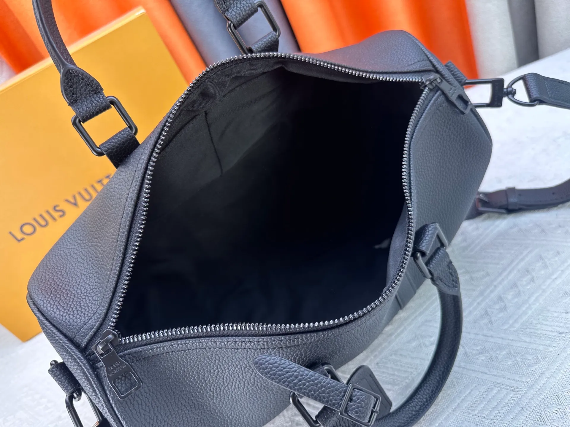 P260 M15249 M25980 M46655 M22765 Pebbled Keepall Bandoulière 35 Handbag This practical and versatile Keepall Bandoulière 35 bag is made of pebbled calfskin, which is famous for its durable and soft grain texture. It is lined with tonal textile lining and has a spacious capacity that can easily store daily necessities. Design emblazoned with the iconic LV Initials logo from the LV Aerogram collection Dimensions: 35 x 21 x 16 cm (length x height x width)
