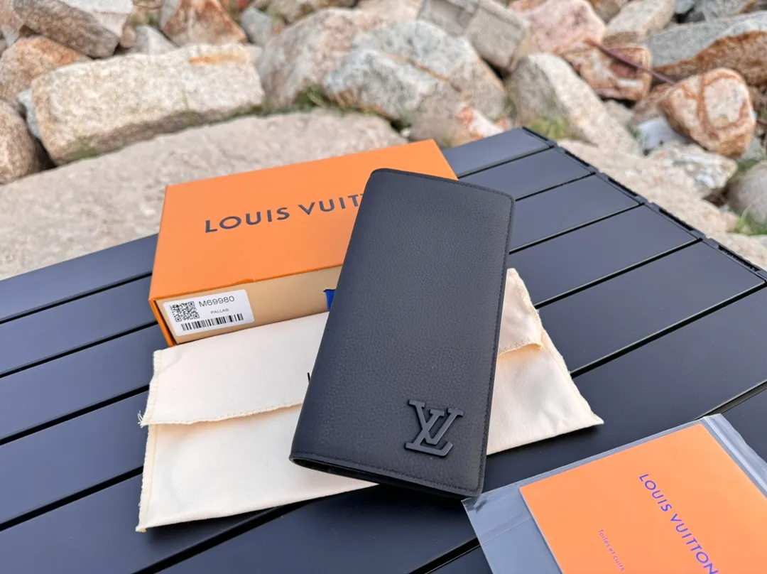 Factory price 380 [Top original order] M69980 Black 👏👏 The new LV Aerogram Brazza wallet has the delicate texture of heavy-grain cow leather, and is low-key stamped with metal LV letters. Compartments and card slots accommodate banknotes, documents and coins, and are a perfect match for bags from the LV Aerogram series. Dimensions: 10x19x2.