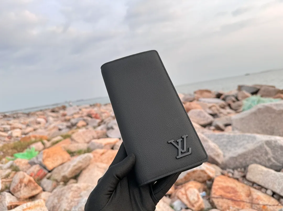 Factory price 380 [Top original order] M69980 Black 👏👏 The new LV Aerogram Brazza wallet has the delicate texture of heavy-grain cow leather, and is low-key stamped with metal LV letters. Compartments and card slots accommodate banknotes, documents and coins, and are a perfect match for bags from the LV Aerogram series. Dimensions: 10x19x2.