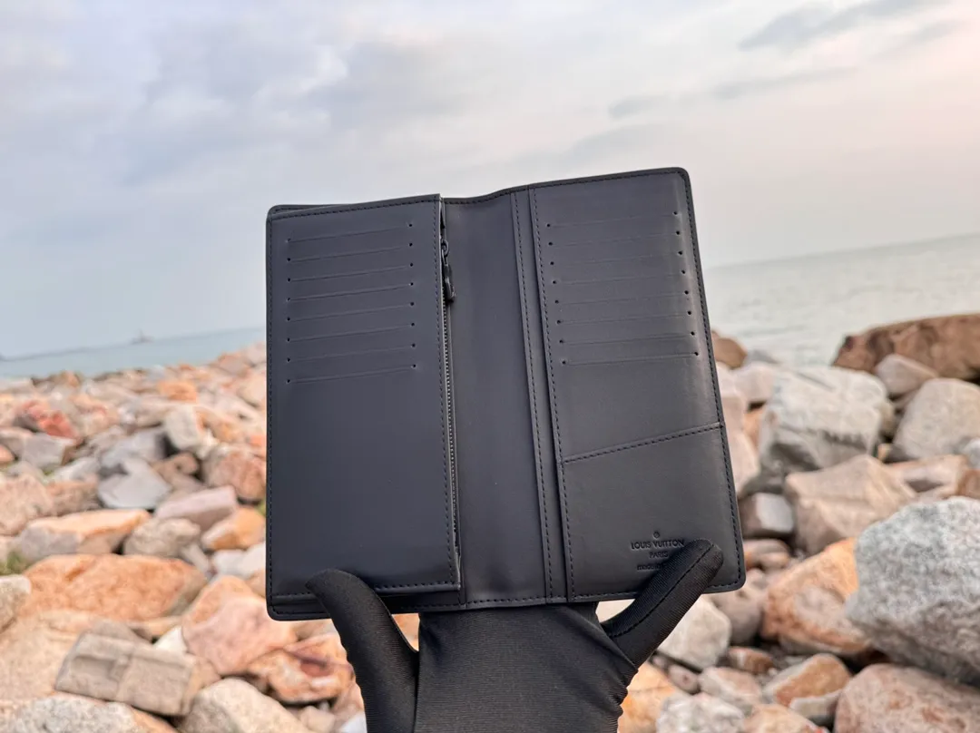 Factory price 380 [Top original order] M69980 Black 👏👏 The new LV Aerogram Brazza wallet has the delicate texture of heavy-grain cow leather, and is low-key stamped with metal LV letters. Compartments and card slots accommodate banknotes, documents and coins, and are a perfect match for bags from the LV Aerogram series. Dimensions: 10x19x2.