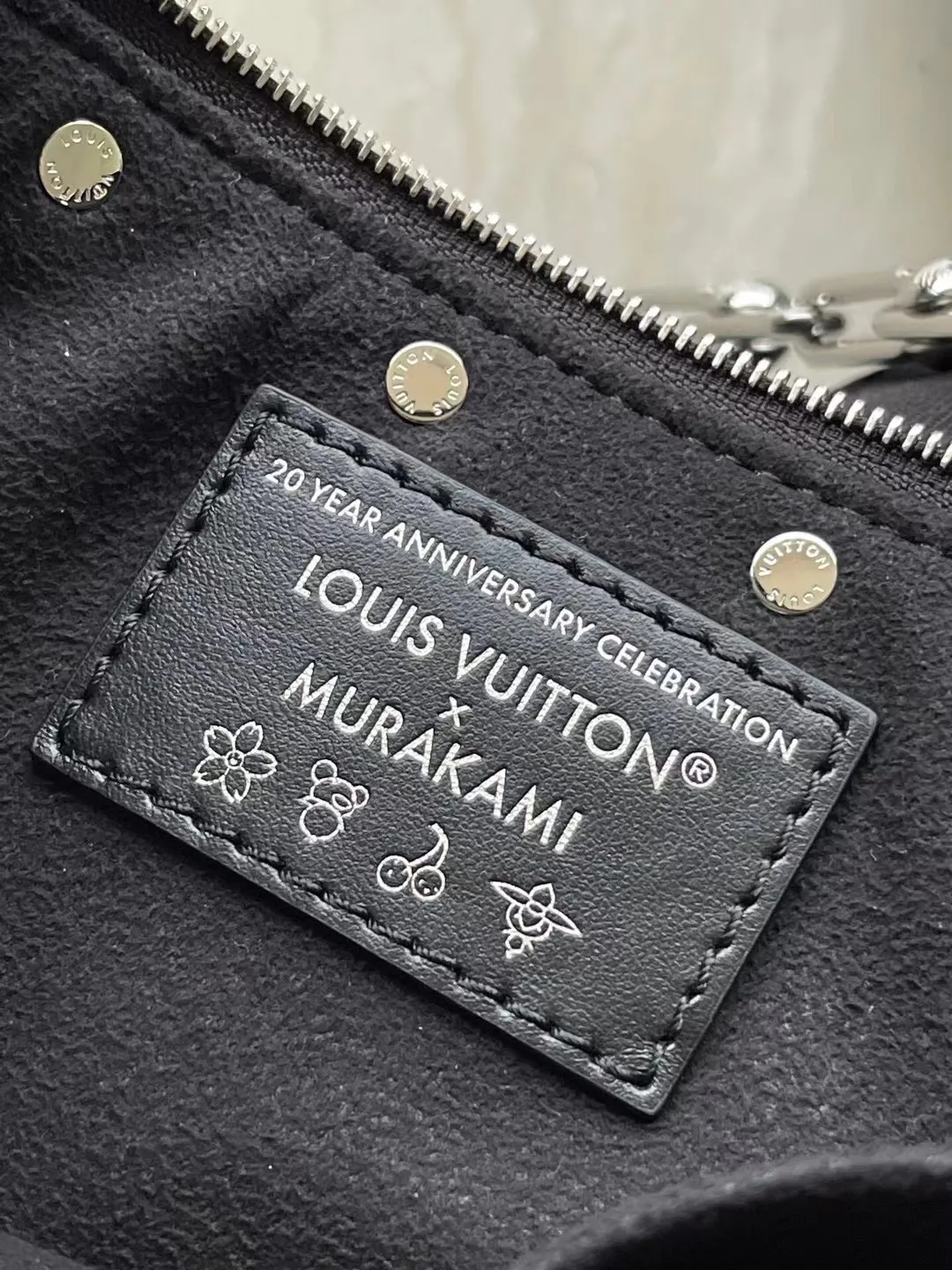 💰880 Top Original Order M13663 Black Color This Pochette Accessoires handbag is made of coated canvas and uses colorful Monogram patterns to interpret the smart style of the Louis Vuitton x Murakami cross-border collaboration series. Calf leather trim and dazzling hardware add to the sophisticated details, while the detachable shoulder strap and chain allow for flexible carry. 13 x 4 x 22 cm (height x width x length)