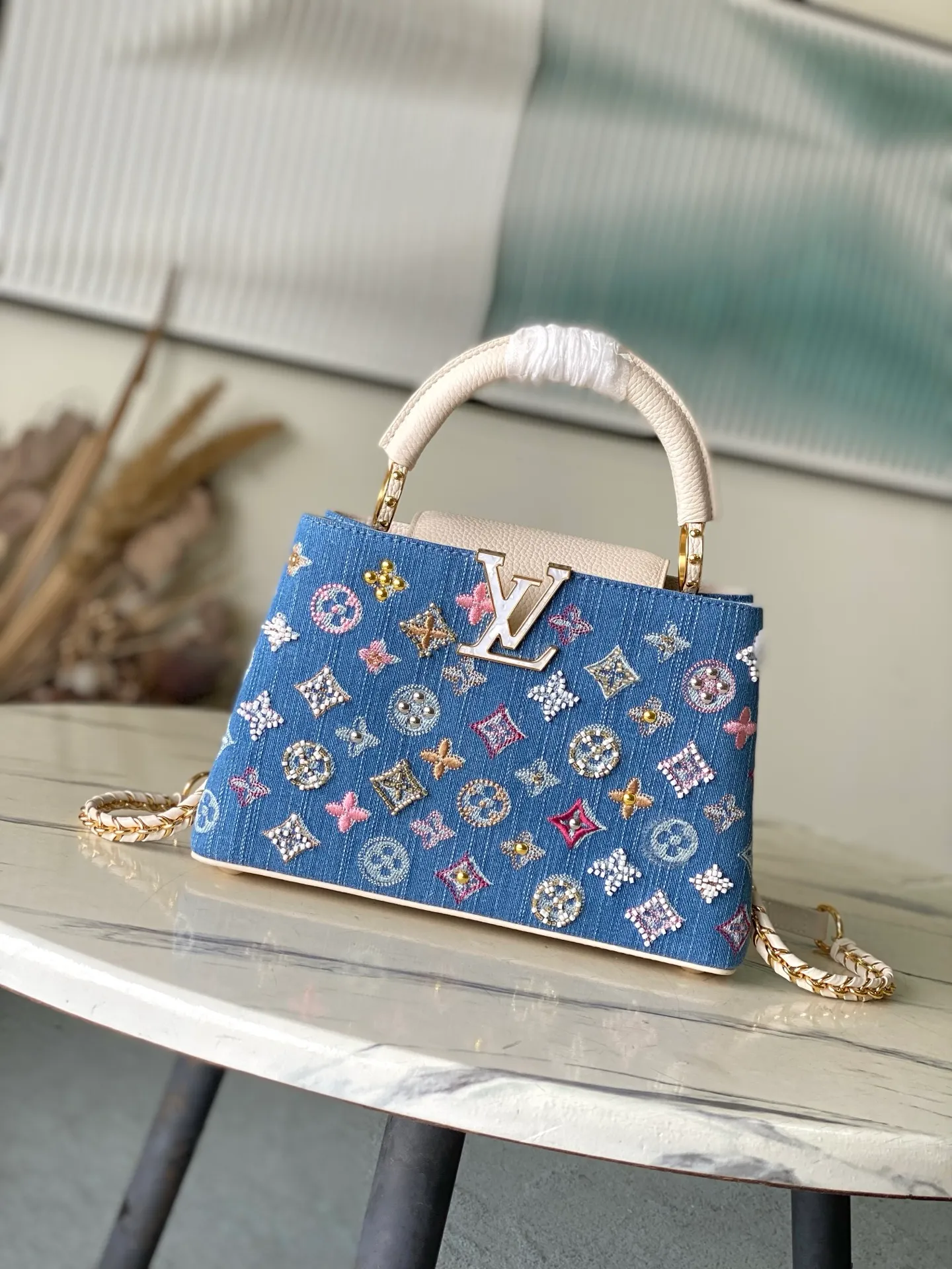 💰2900 (Special grade original leather) M12947 White leather denim small This Capucines small handbag is made of Monogram denim embroidered with beads and decorative threads, with LV letters and woven chains infused with metallic edges, and is paired with contrasting leather trim. The flip cover can be placed externally or internally, and the neat inner layer and multiple carrying methods complete the functional details. Dimensions: 18 × 27 × 9 cm