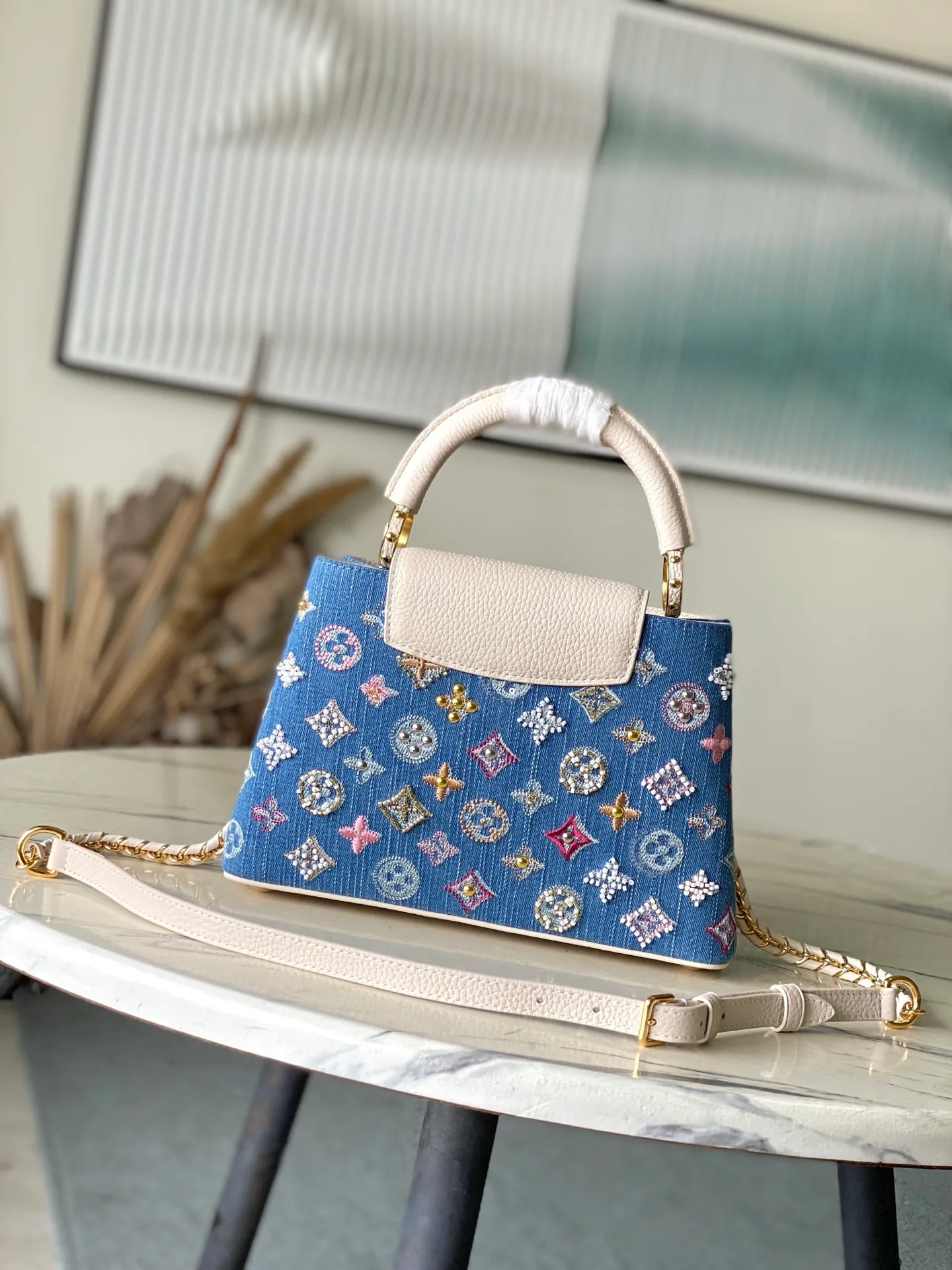💰2900 (Special grade original leather) M12947 White leather denim small This Capucines small handbag is made of Monogram denim embroidered with beads and decorative threads, with LV letters and woven chains infused with metallic edges, and is paired with contrasting leather trim. The flip cover can be placed externally or internally, and the neat inner layer and multiple carrying methods complete the functional details. Dimensions: 18 × 27 × 9 cm