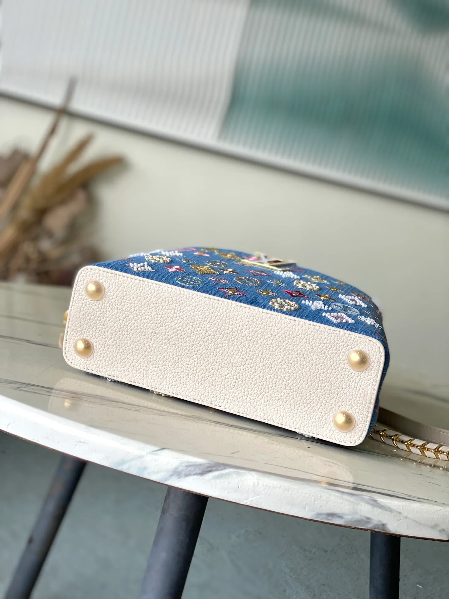 💰2900 (Special grade original leather) M12947 White leather denim small This Capucines small handbag is made of Monogram denim embroidered with beads and decorative threads, with LV letters and woven chains infused with metallic edges, and is paired with contrasting leather trim. The flip cover can be placed externally or internally, and the neat inner layer and multiple carrying methods complete the functional details. Dimensions: 18 × 27 × 9 cm