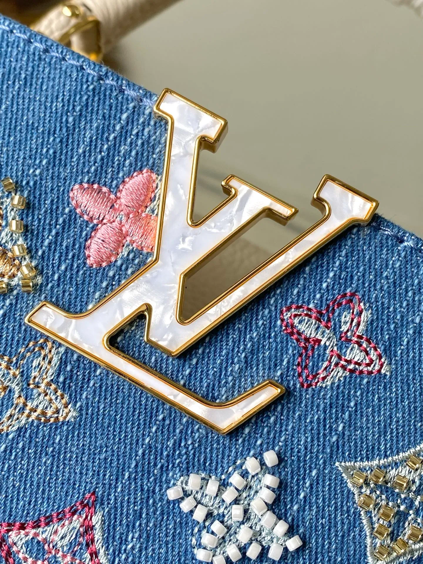 💰2900 (Special grade original leather) M12947 White leather denim small This Capucines small handbag is made of Monogram denim embroidered with beads and decorative threads, with LV letters and woven chains infused with metallic edges, and is paired with contrasting leather trim. The flip cover can be placed externally or internally, and the neat inner layer and multiple carrying methods complete the functional details. Dimensions: 18 × 27 × 9 cm