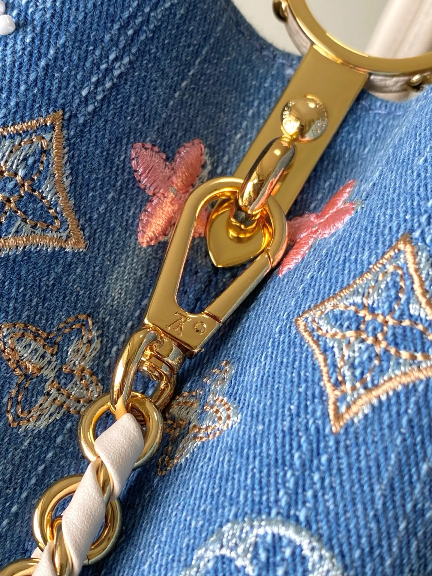 💰2900 (Special grade original leather) M12947 White leather denim small This Capucines small handbag is made of Monogram denim embroidered with beads and decorative threads, with LV letters and woven chains infused with metallic edges, and is paired with contrasting leather trim. The flip cover can be placed externally or internally, and the neat inner layer and multiple carrying methods complete the functional details. Dimensions: 18 × 27 × 9 cm